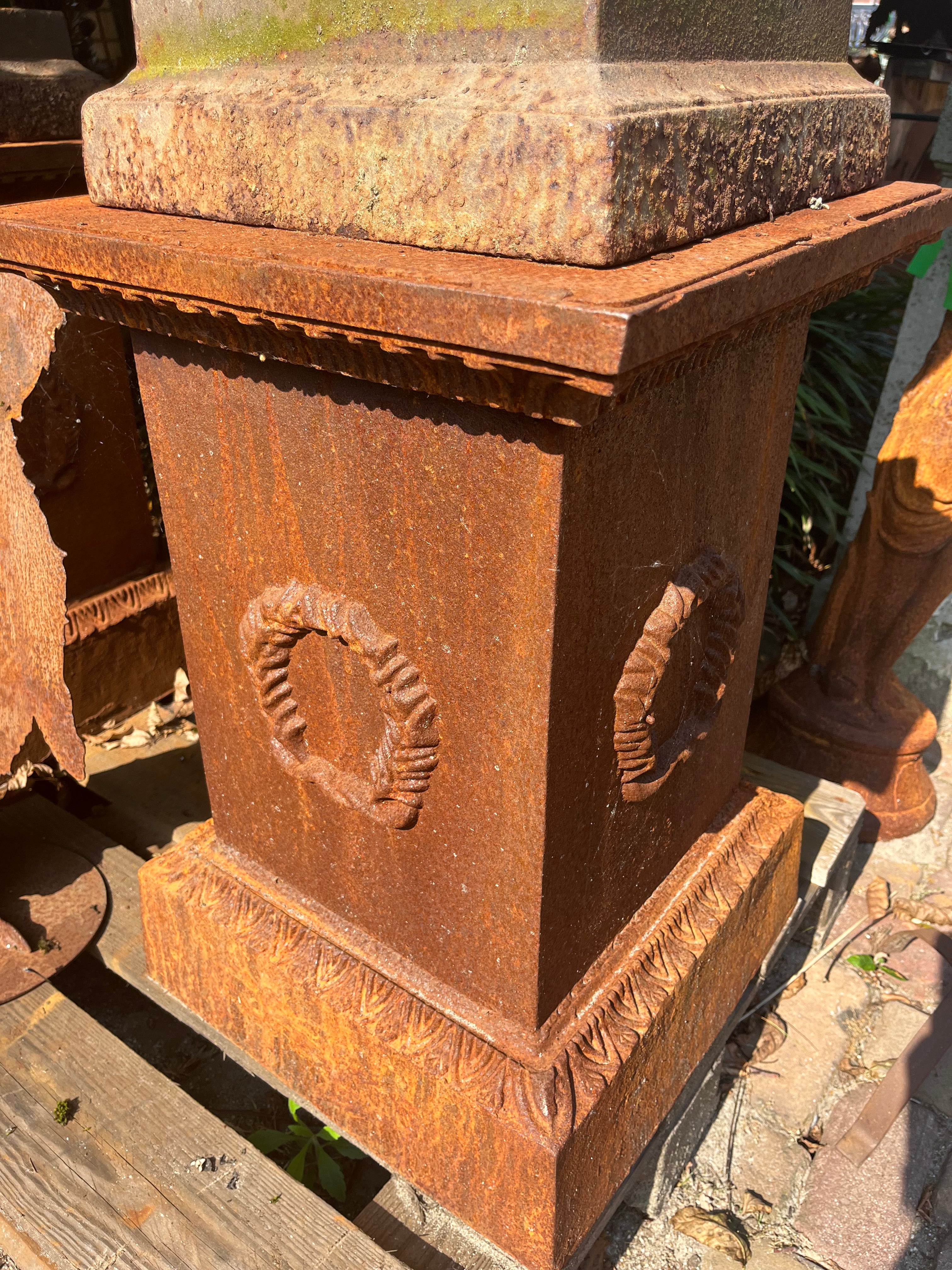 Set van 2 XL hoge Louvre vazen eventueel op grote zuil - Brocante bij Ingie