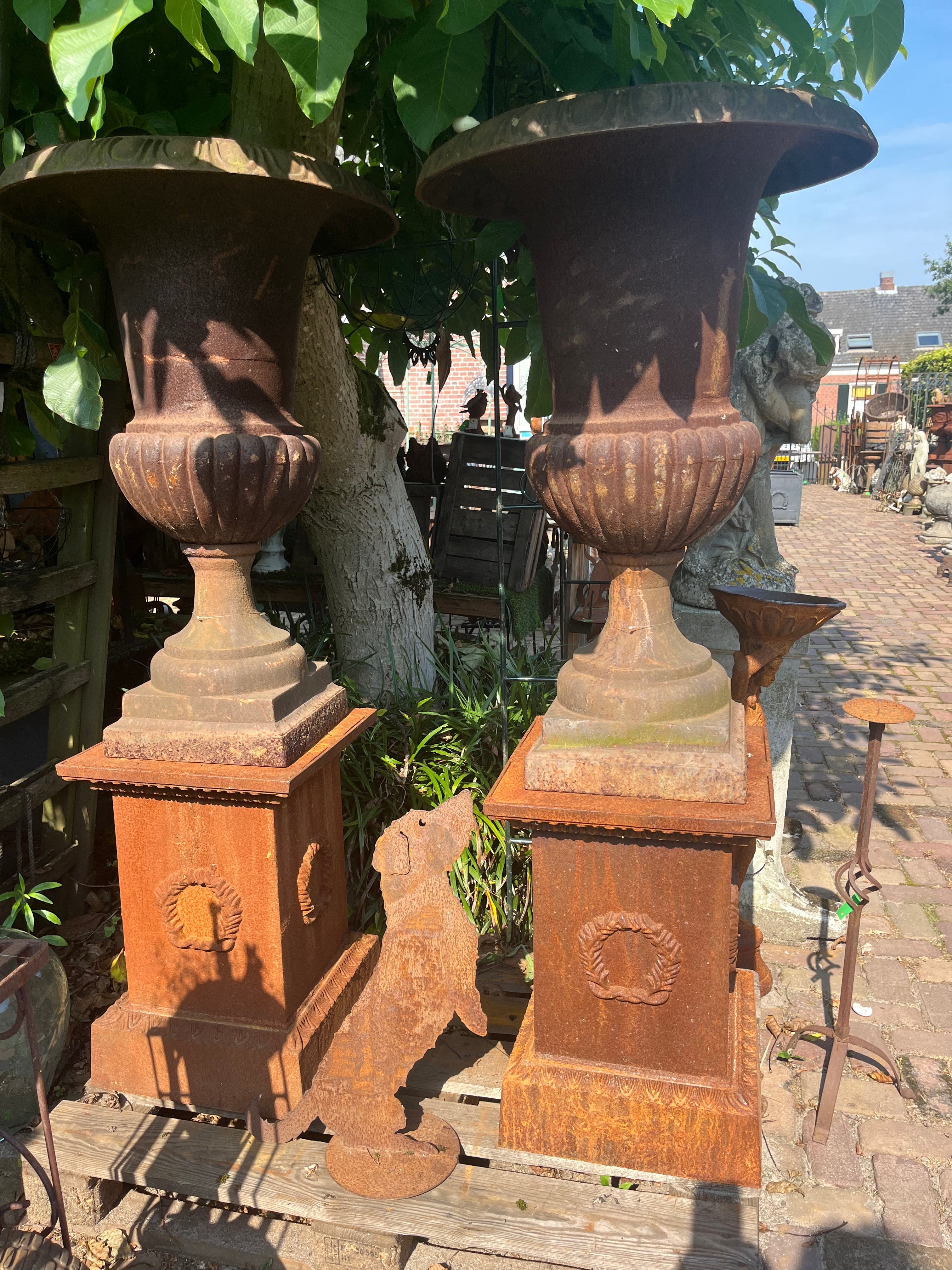 Set van 2 XL hoge Louvre vazen eventueel op grote zuil - Brocante bij Ingie