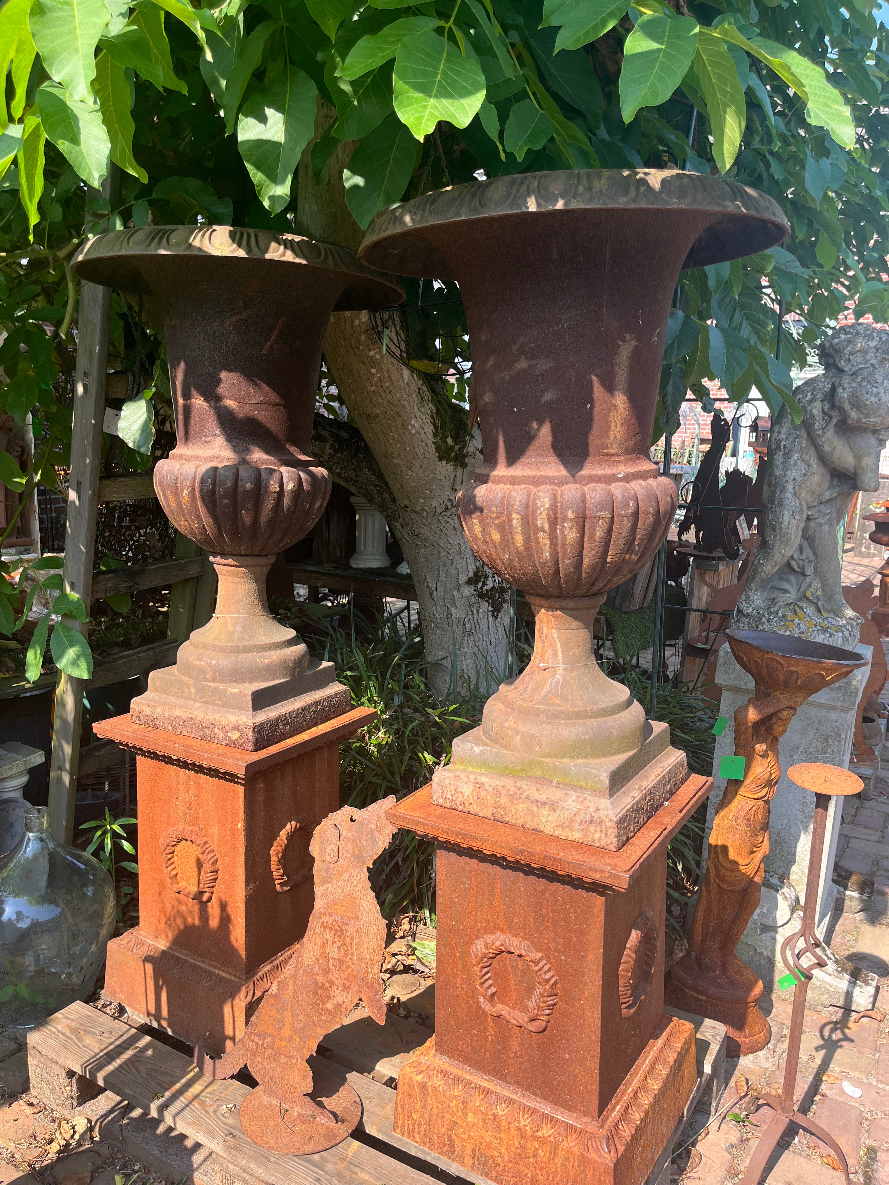 Set van 2 XL hoge Louvre vazen eventueel op grote zuil - Brocante bij Ingie