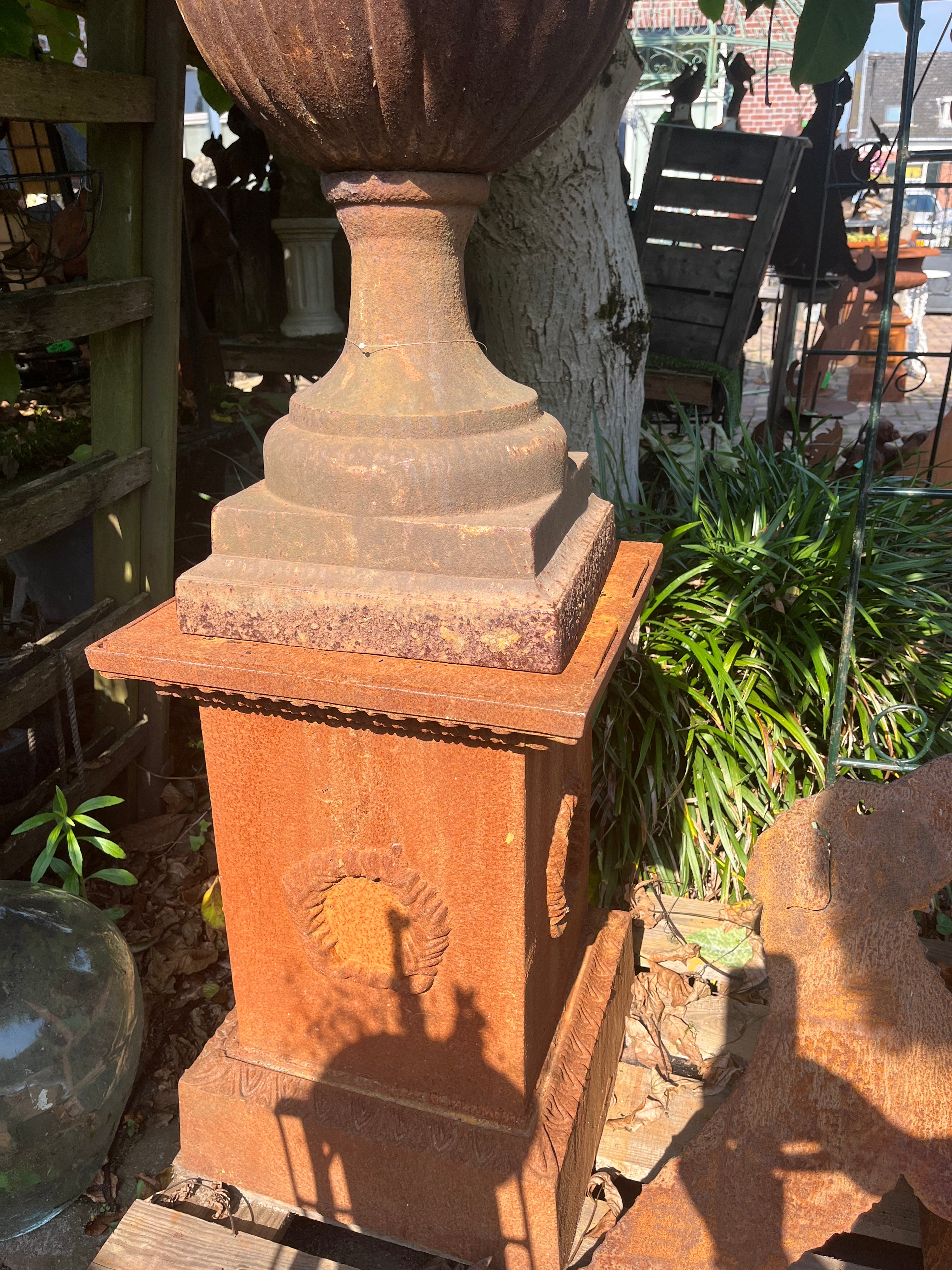 Set van 2 XL hoge Louvre vazen eventueel op grote zuil - Brocante bij Ingie