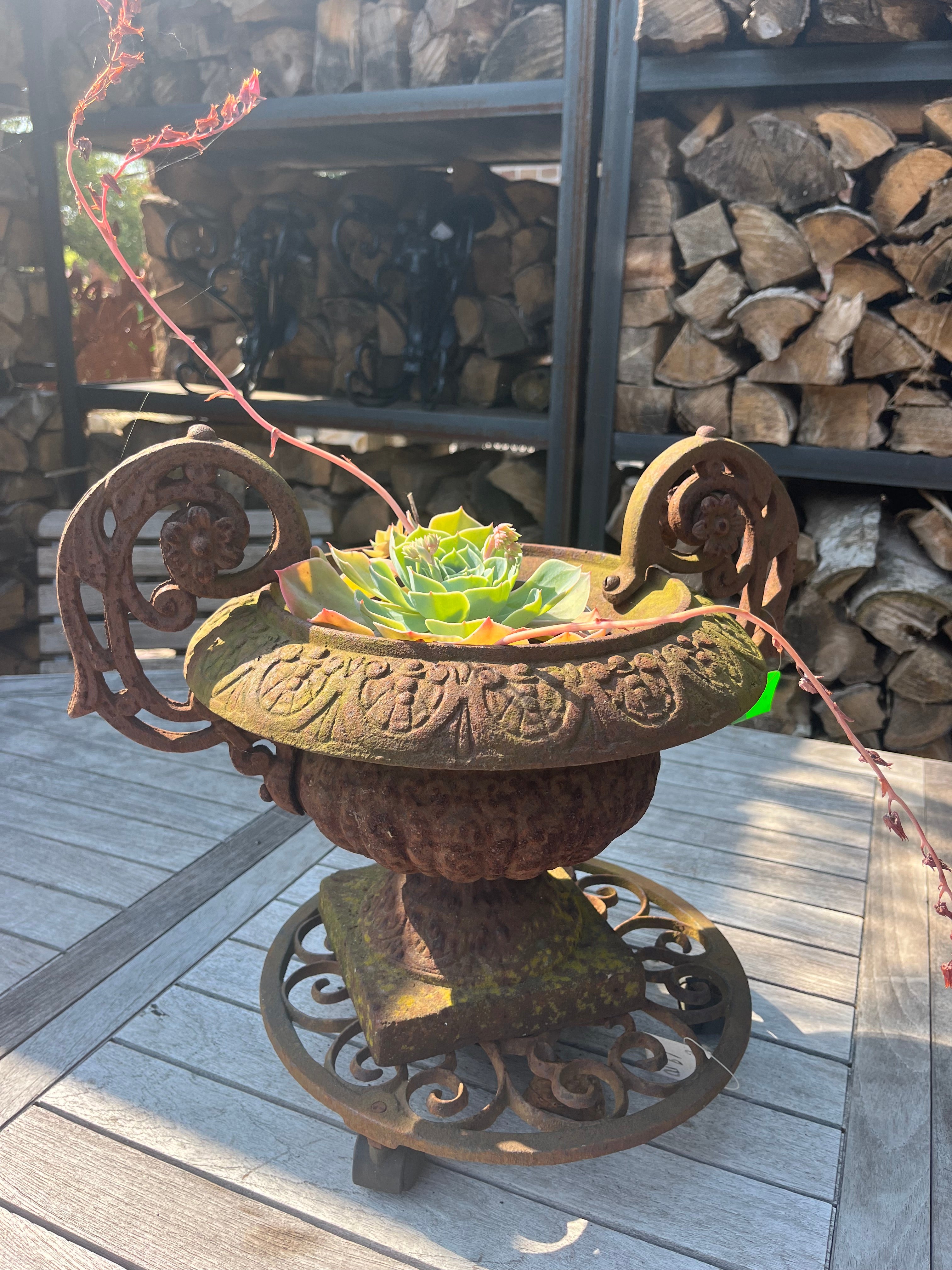 Gietijzeren ronde vaas met mooie bloem oren - Brocante bij Ingie