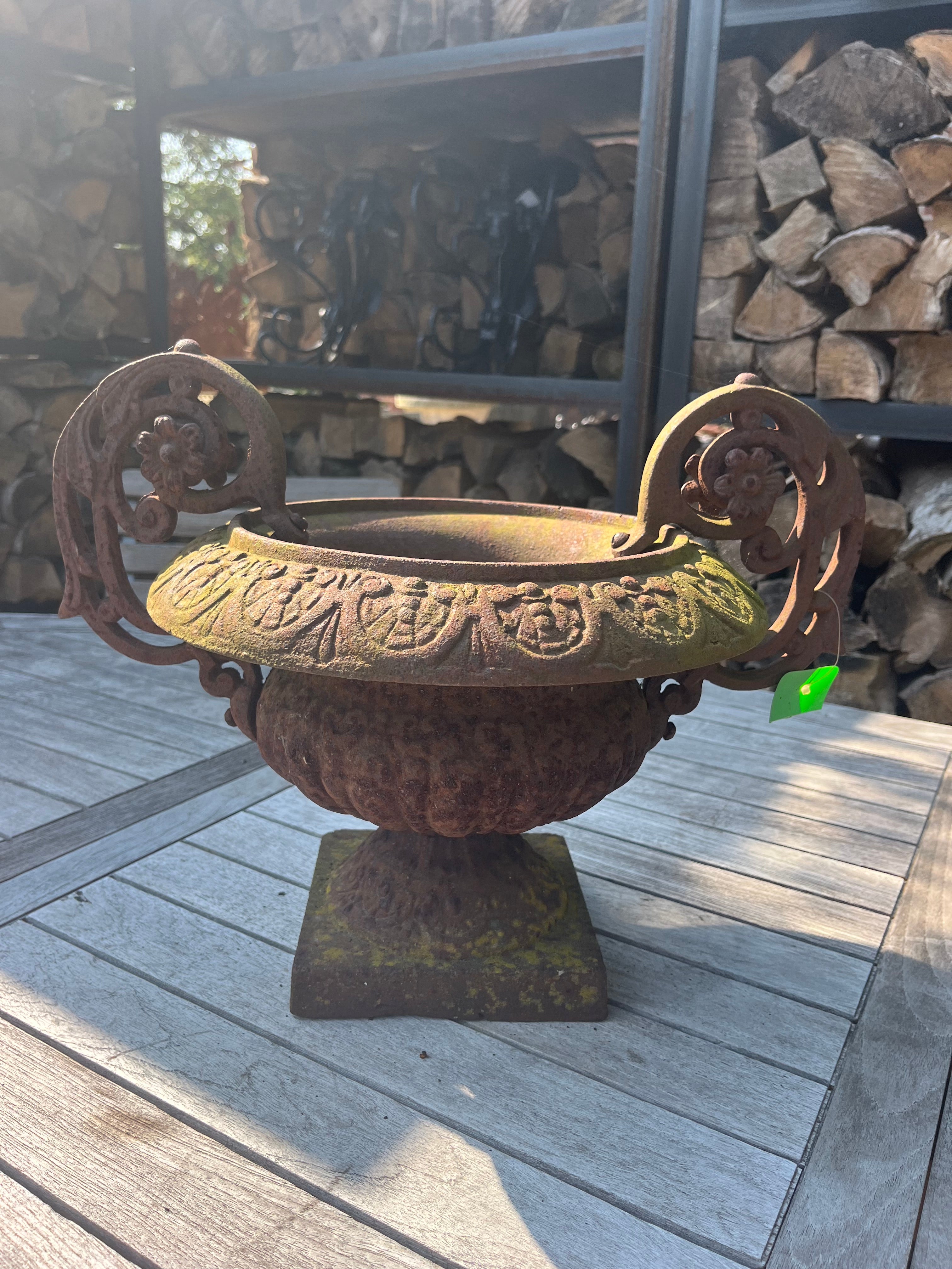 Gietijzeren ronde vaas met mooie bloem oren - Brocante bij Ingie