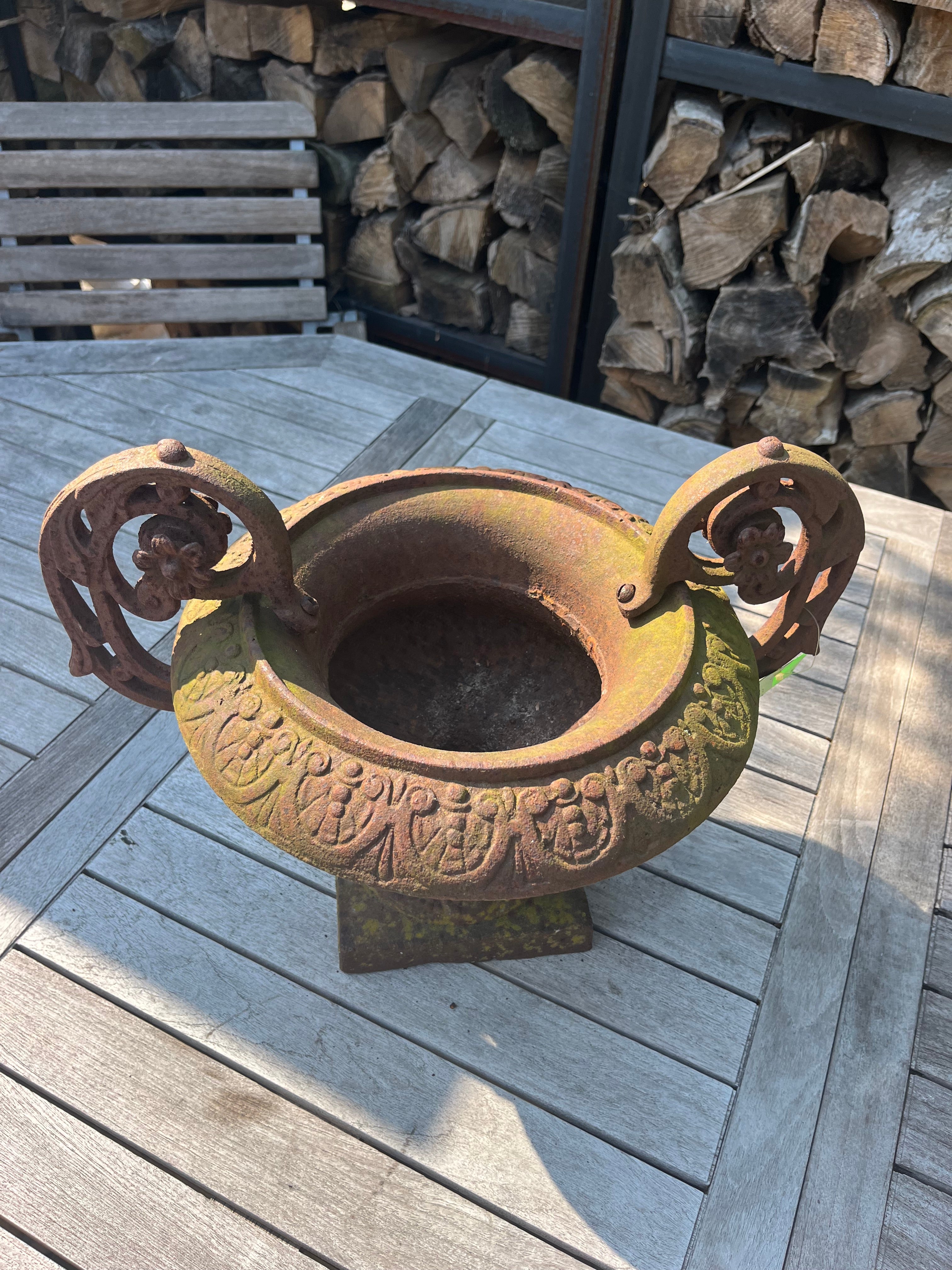 Gietijzeren ronde vaas met mooie bloem oren - Brocante bij Ingie