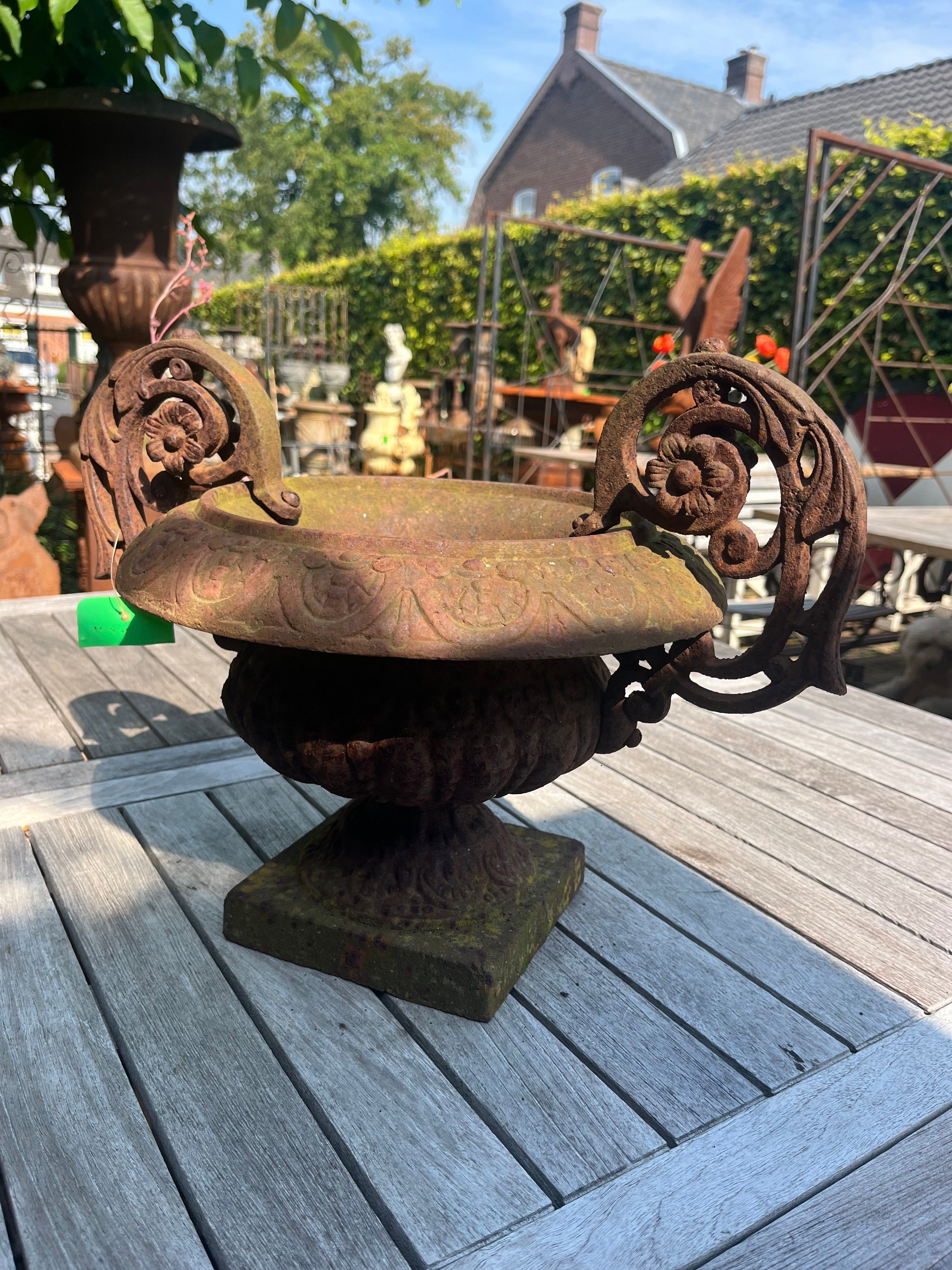 Gietijzeren ronde vaas met mooie bloem oren - Brocante bij Ingie