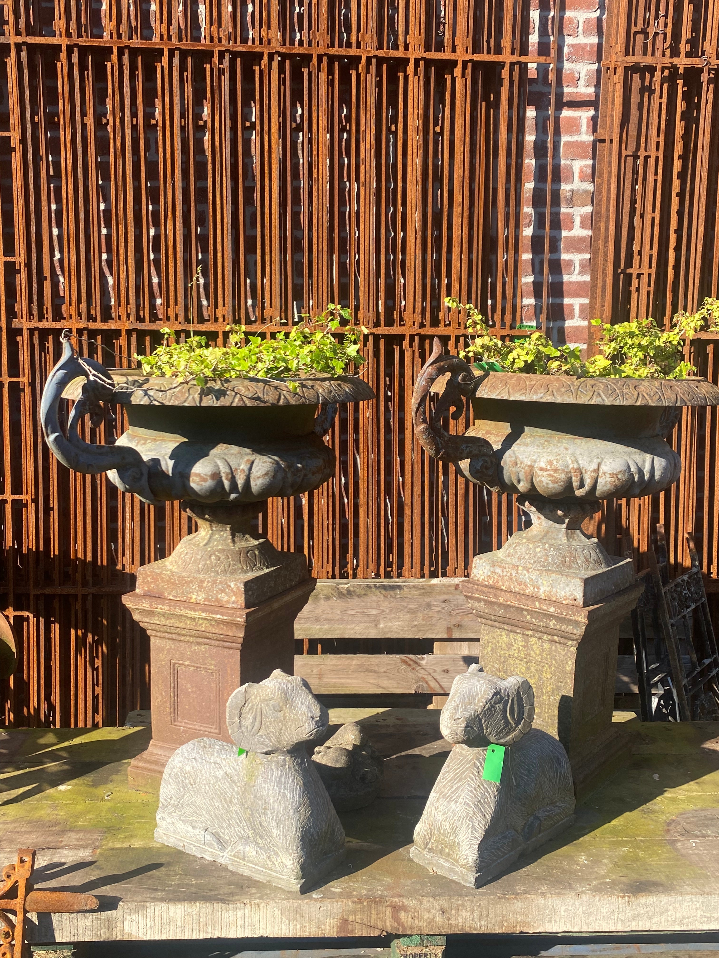 set van 2 gietijzeren vazen met oren op zuil - Brocante bij Ingie