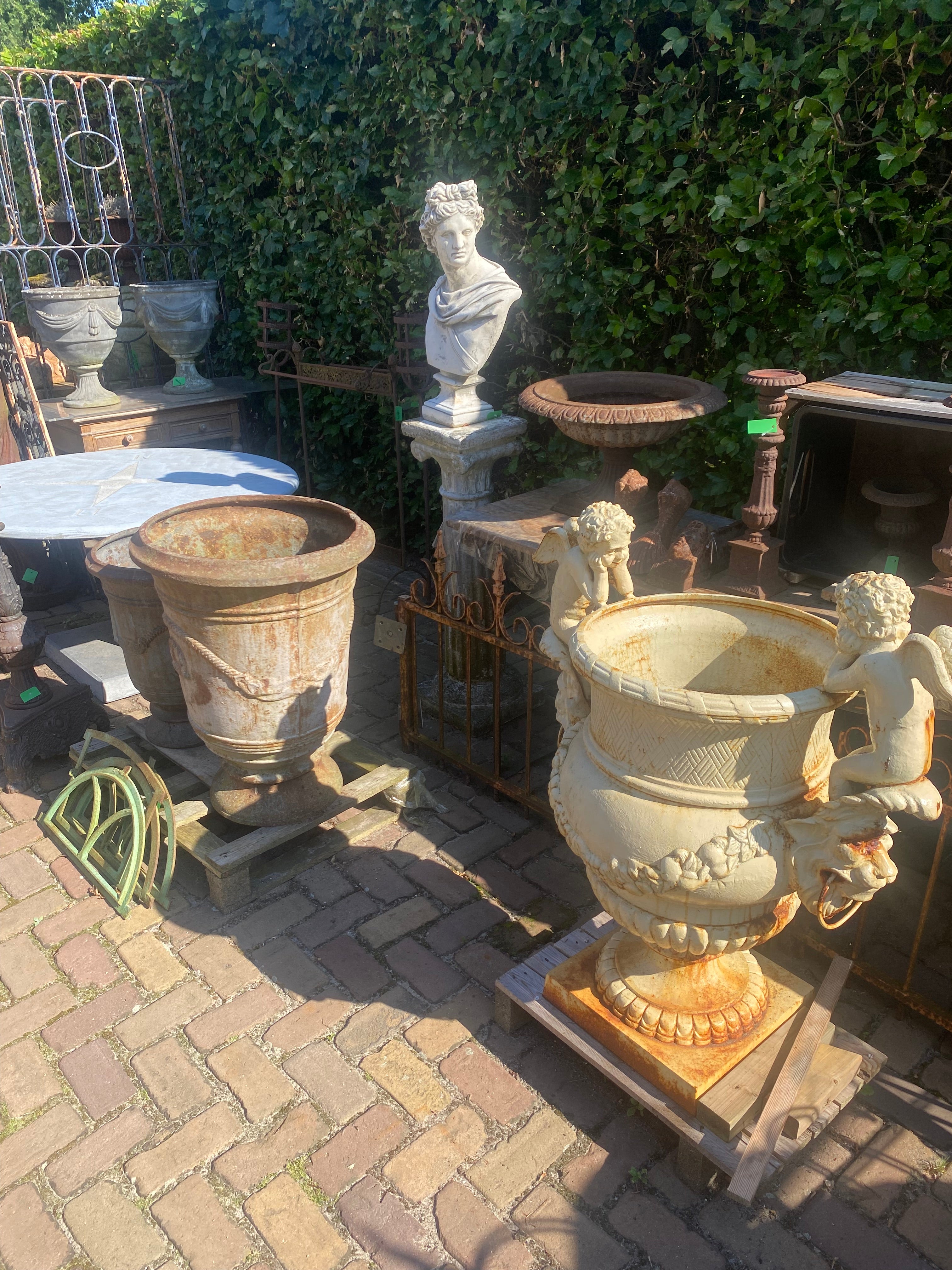 Prachtig grote gietijzeren vaas met engelen versierd - Brocante bij Ingie