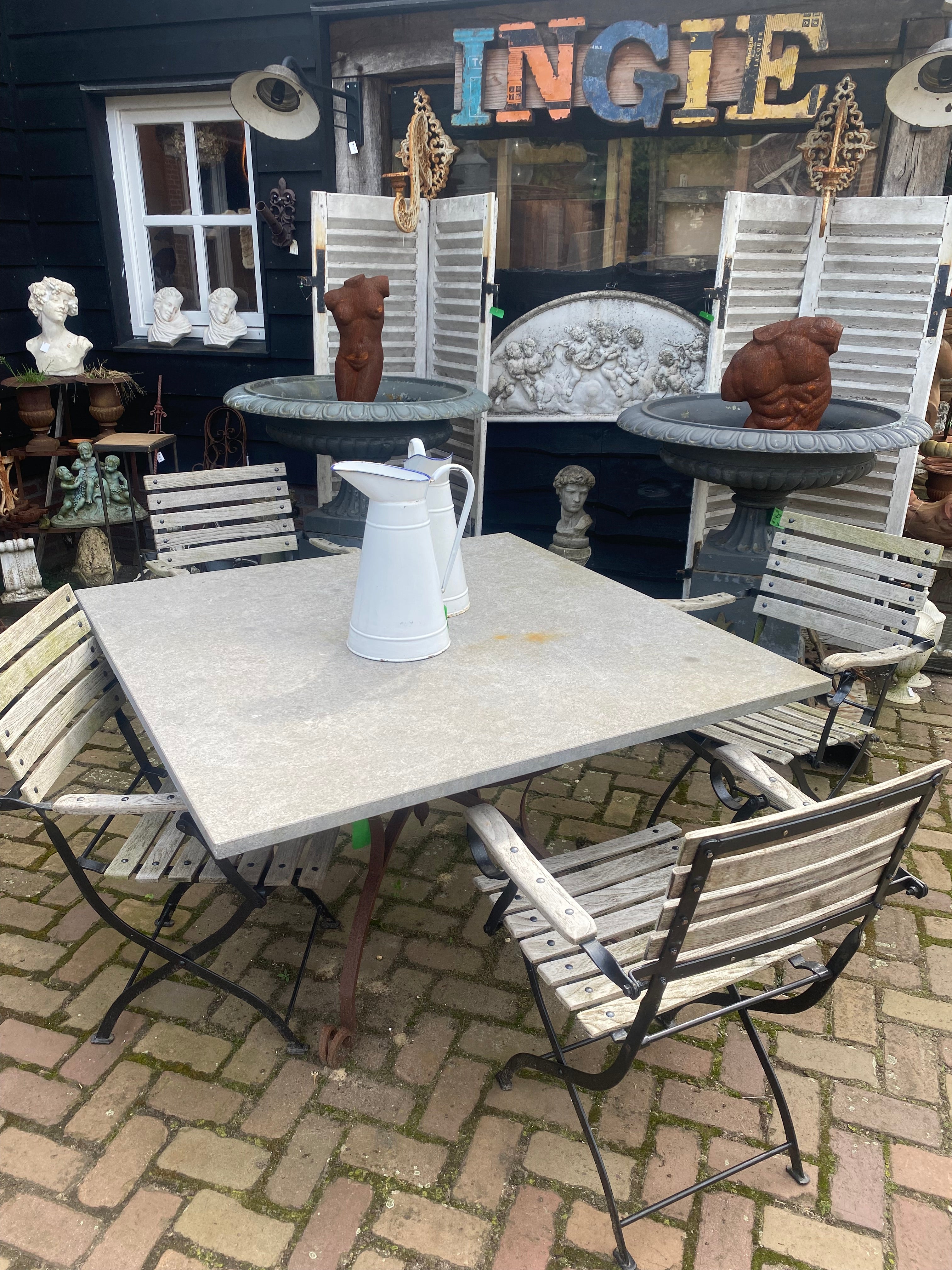 hardstenen vierkante tuintafel, zwaar smeedijzer onderstel - Brocante bij Ingie
