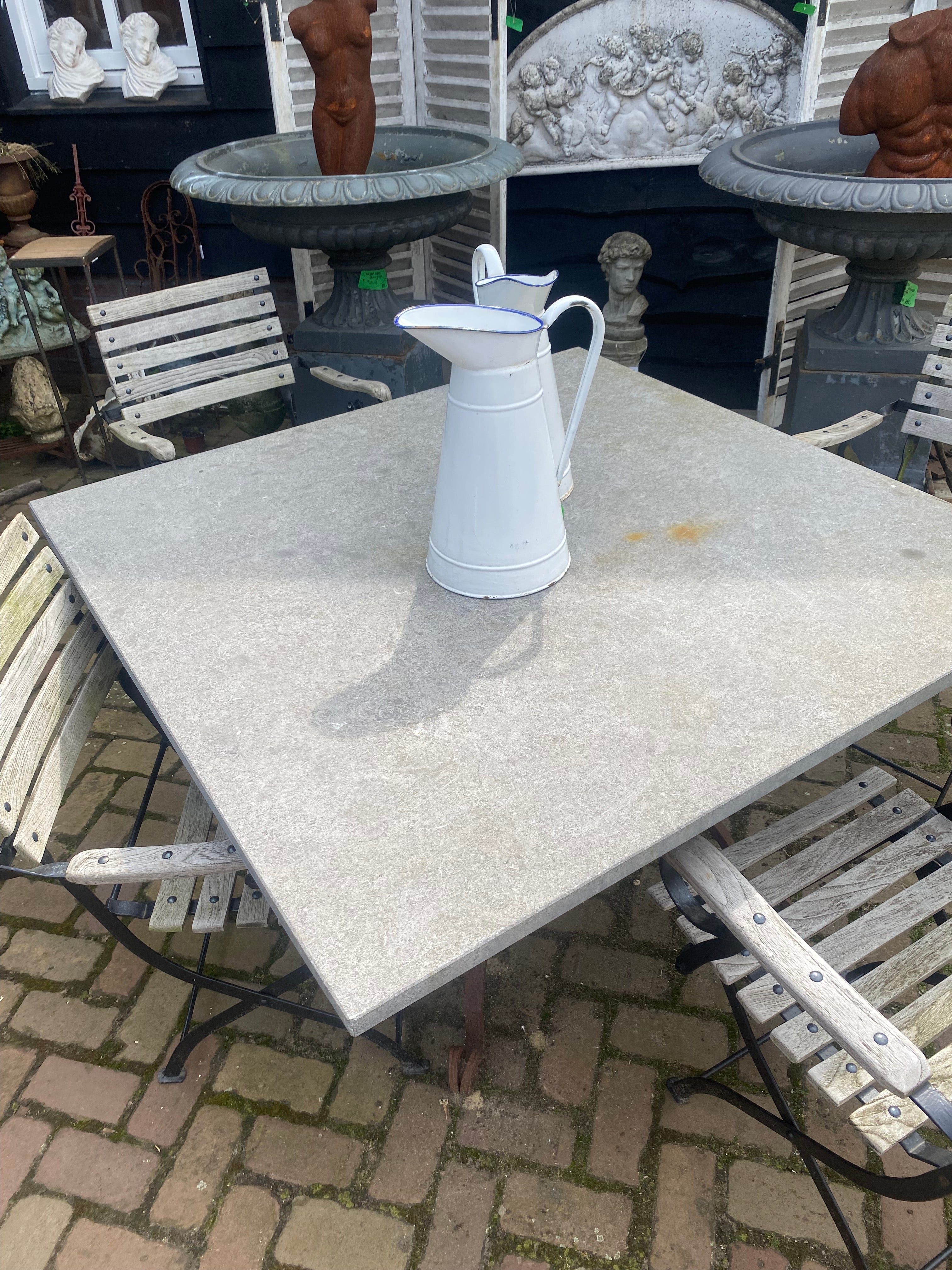 hardstenen vierkante tuintafel, zwaar smeedijzer onderstel - Brocante bij Ingie
