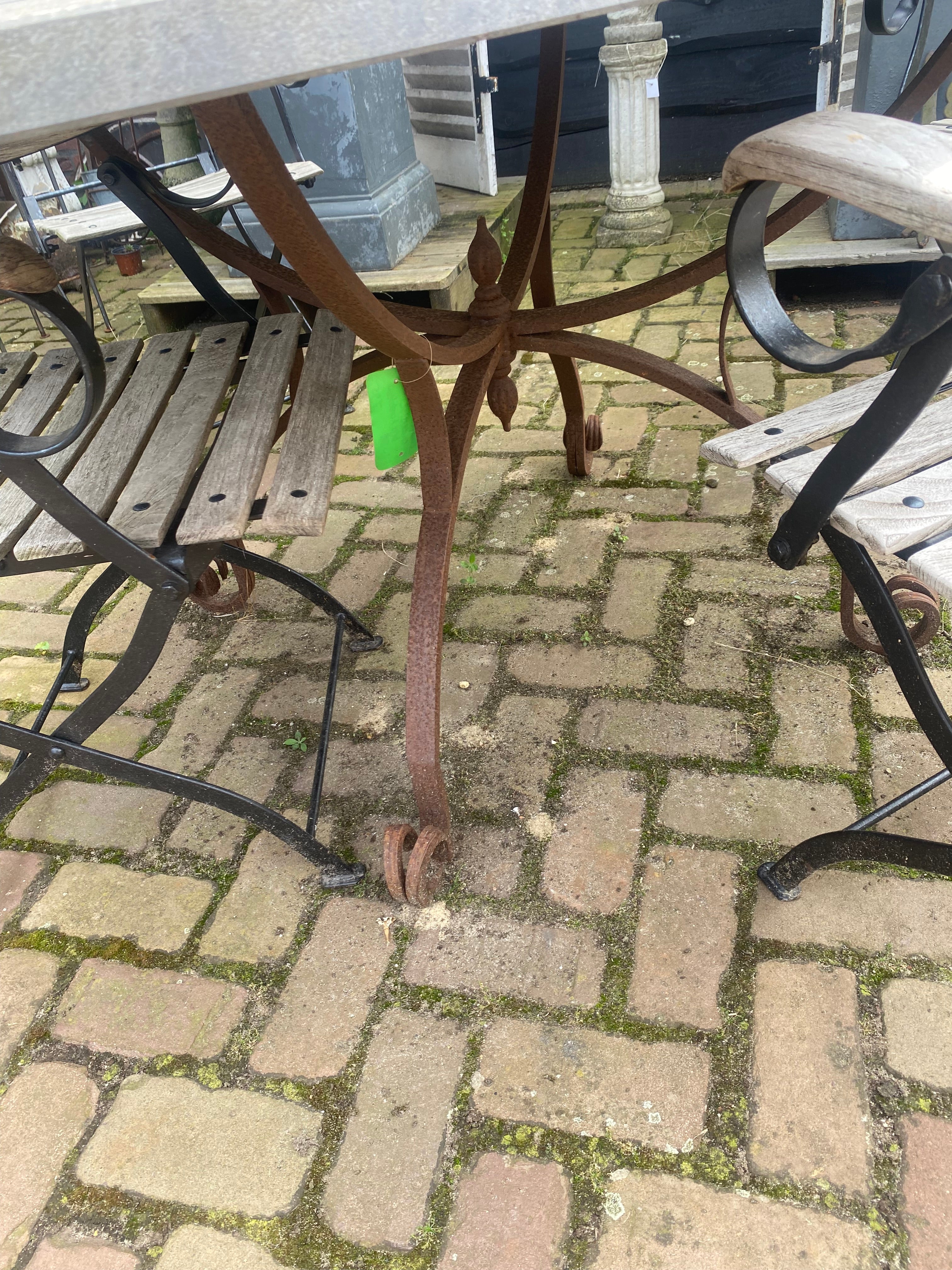 hardstenen vierkante tuintafel, zwaar smeedijzer onderstel - Brocante bij Ingie
