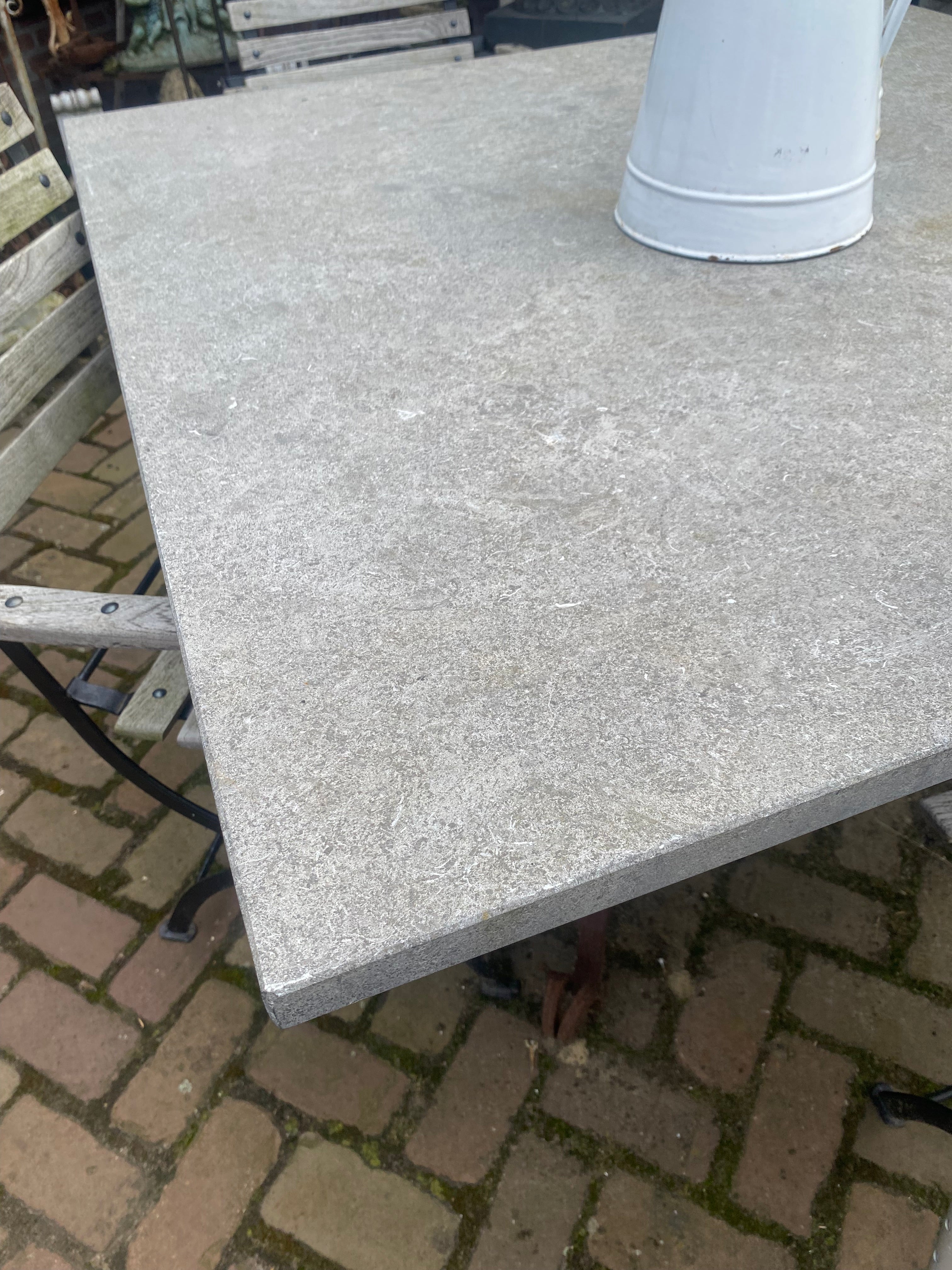 hardstenen vierkante tuintafel, zwaar smeedijzer onderstel - Brocante bij Ingie