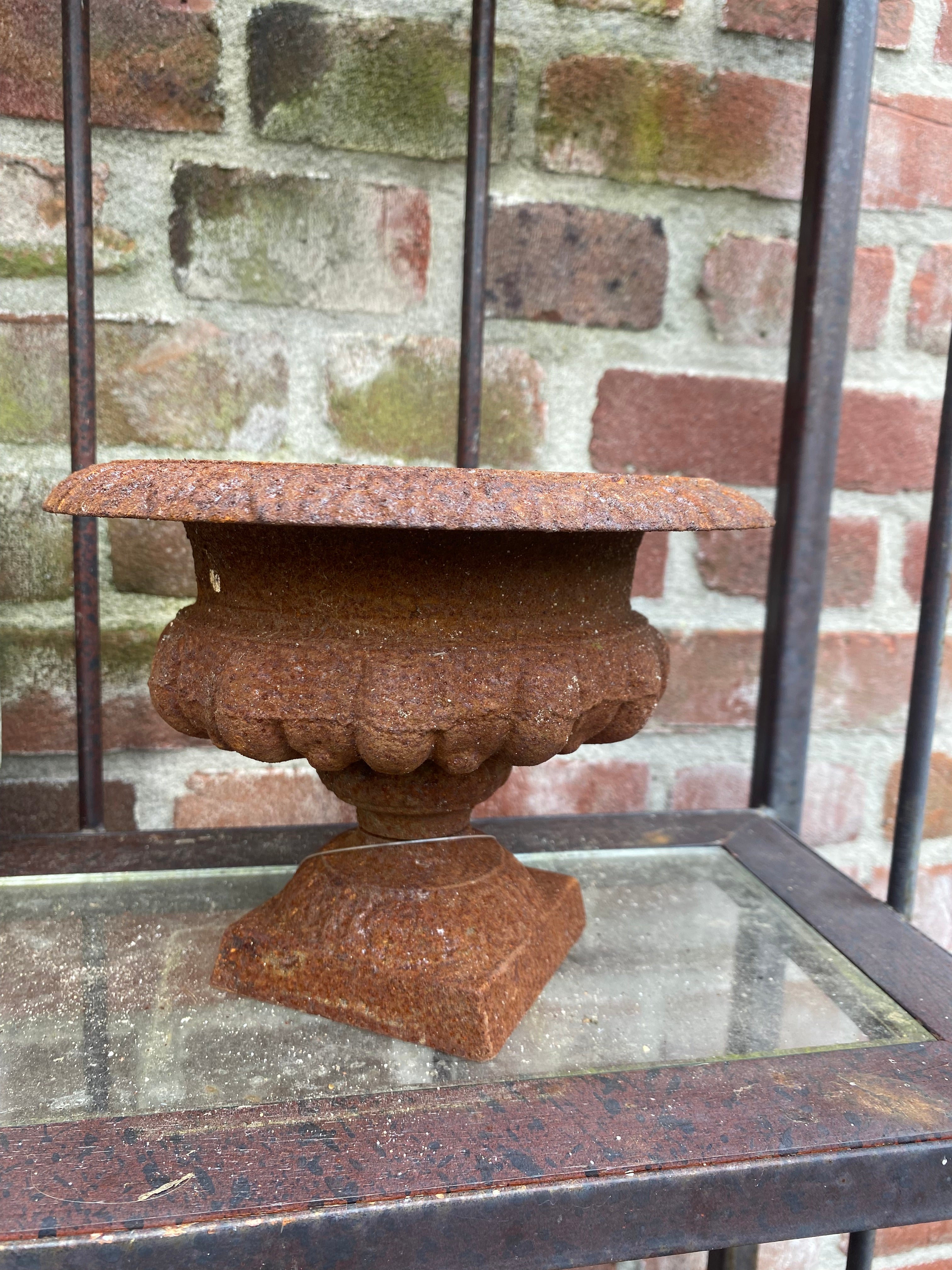 kleine gietijzeren ronde lage vaas - Brocante bij Ingie