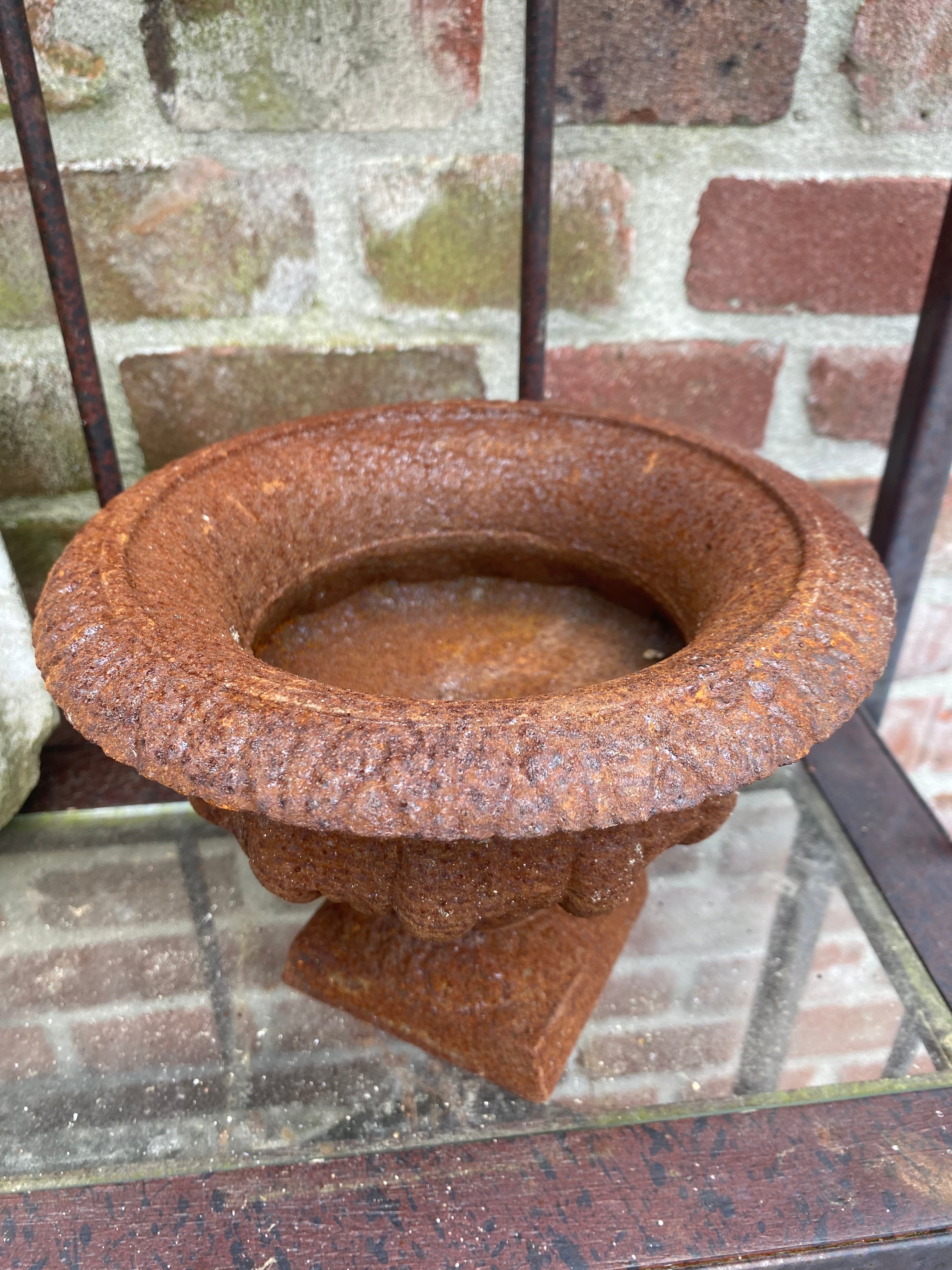 kleine gietijzeren ronde lage vaas - Brocante bij Ingie