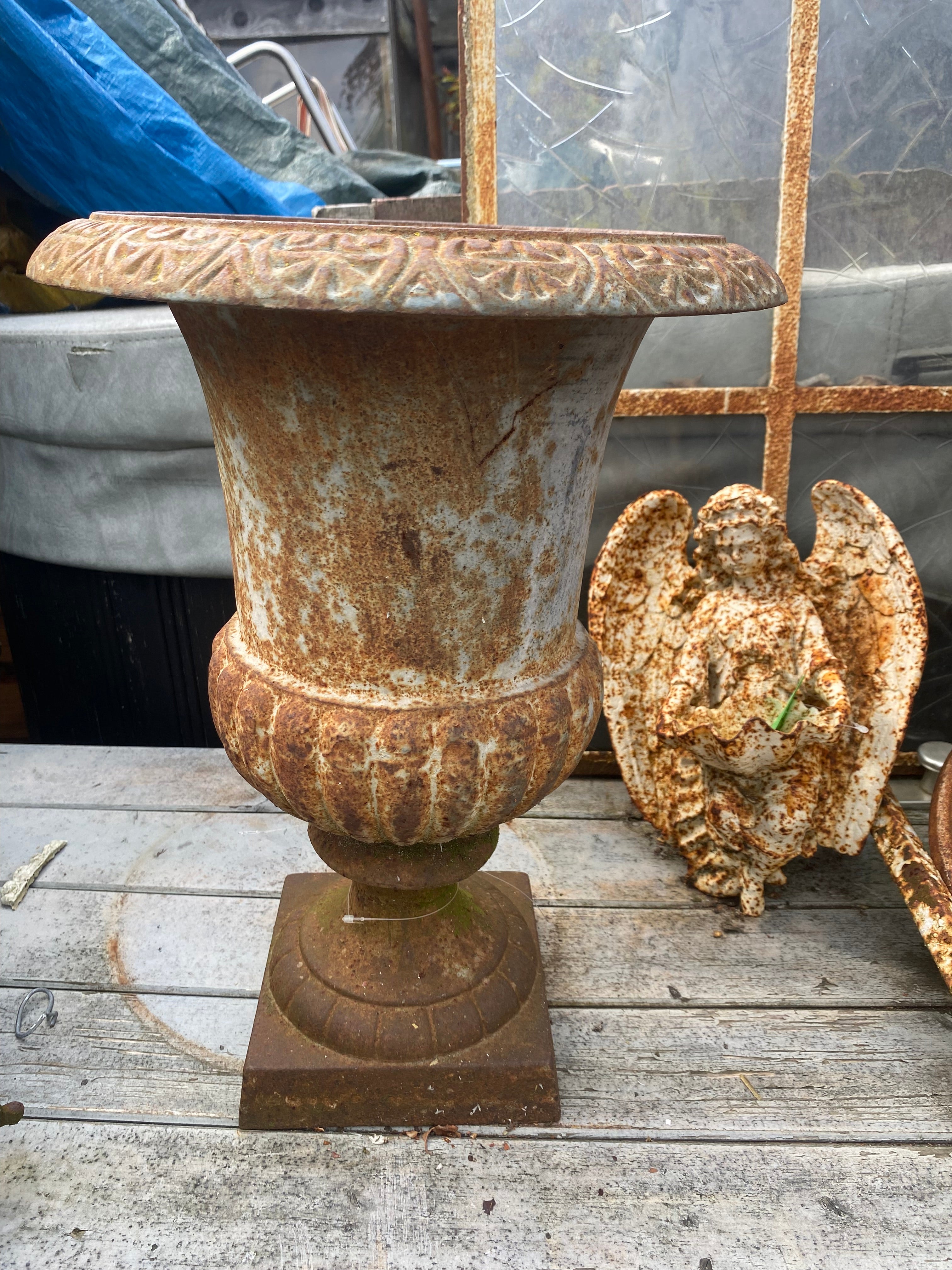 Gietijzeren Louvre vaas set van 2 prachtig verkleurd - Brocante bij Ingie