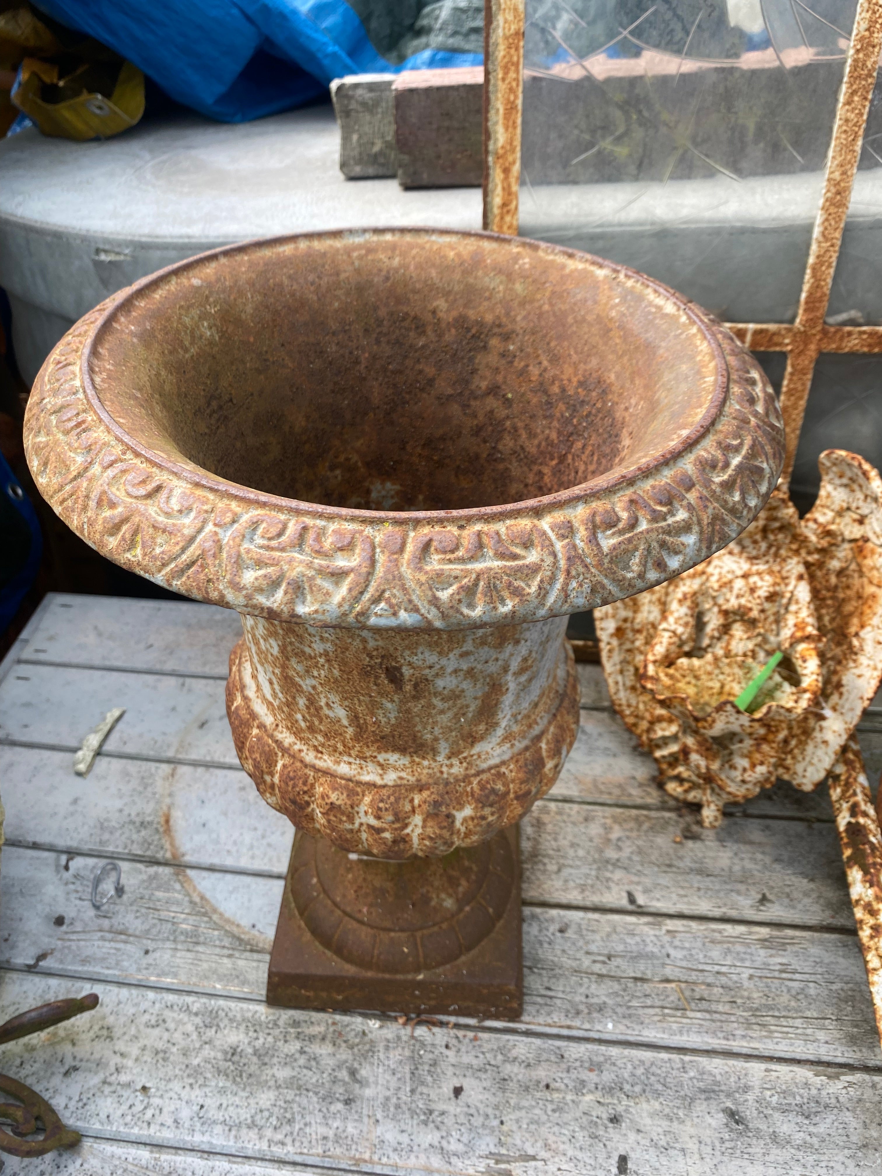 Gietijzeren Louvre vaas set van 2 prachtig verkleurd - Brocante bij Ingie