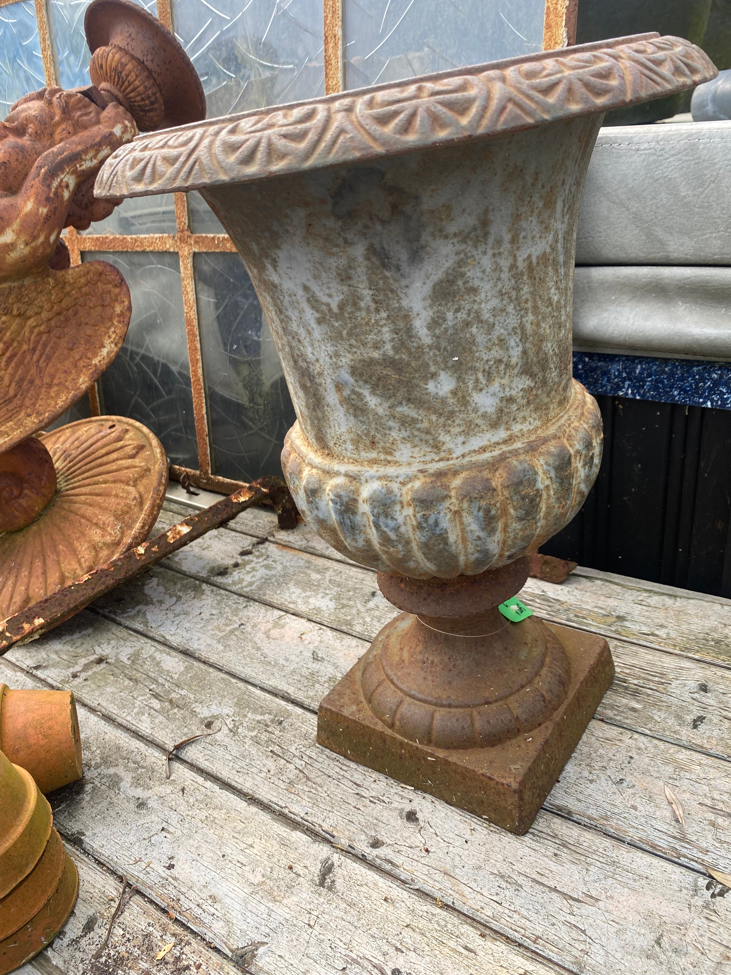 Gietijzeren Louvre vaas set van 2 prachtig verkleurd - Brocante bij Ingie