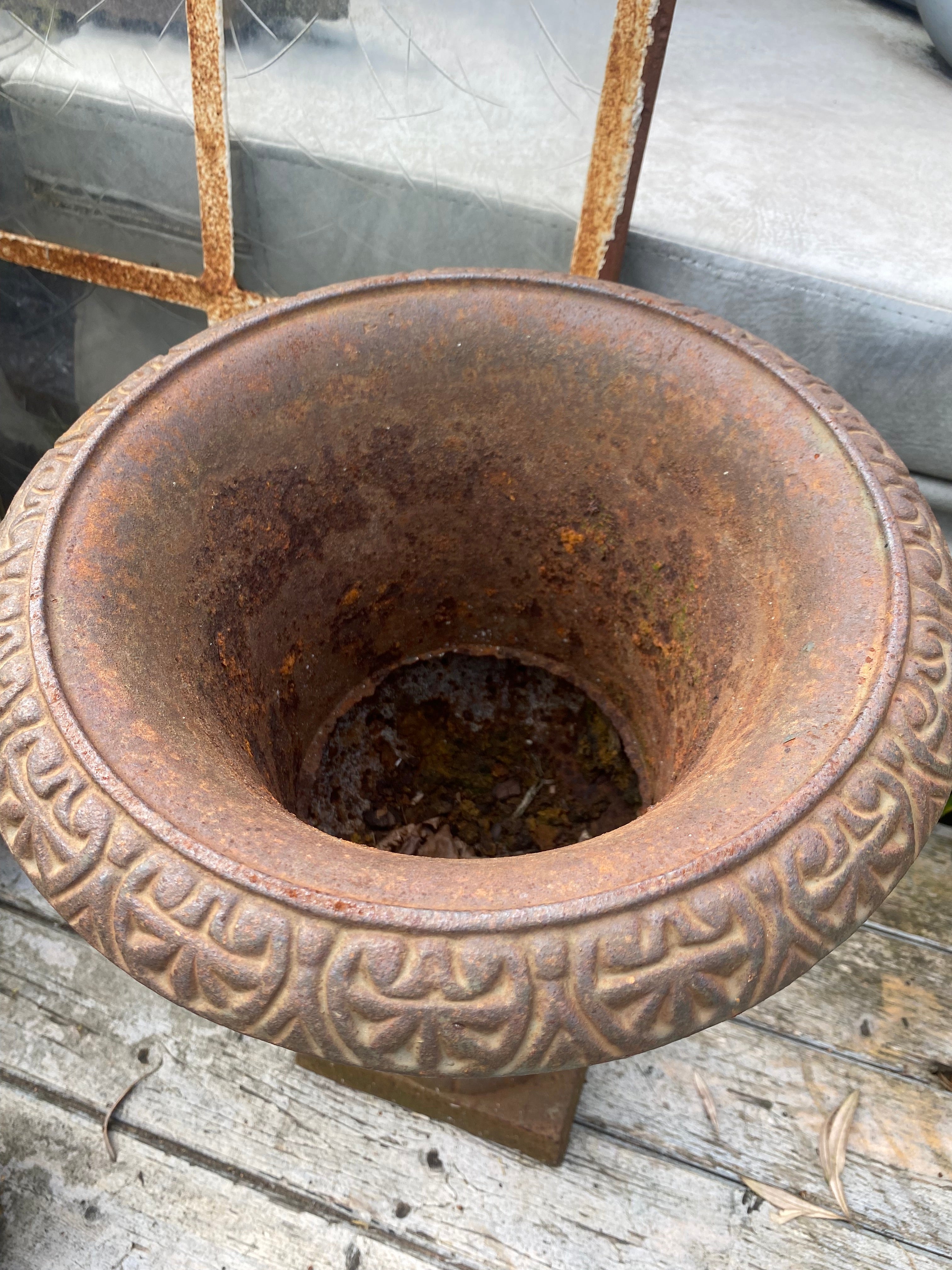 Gietijzeren Louvre vaas set van 2 prachtig verkleurd - Brocante bij Ingie