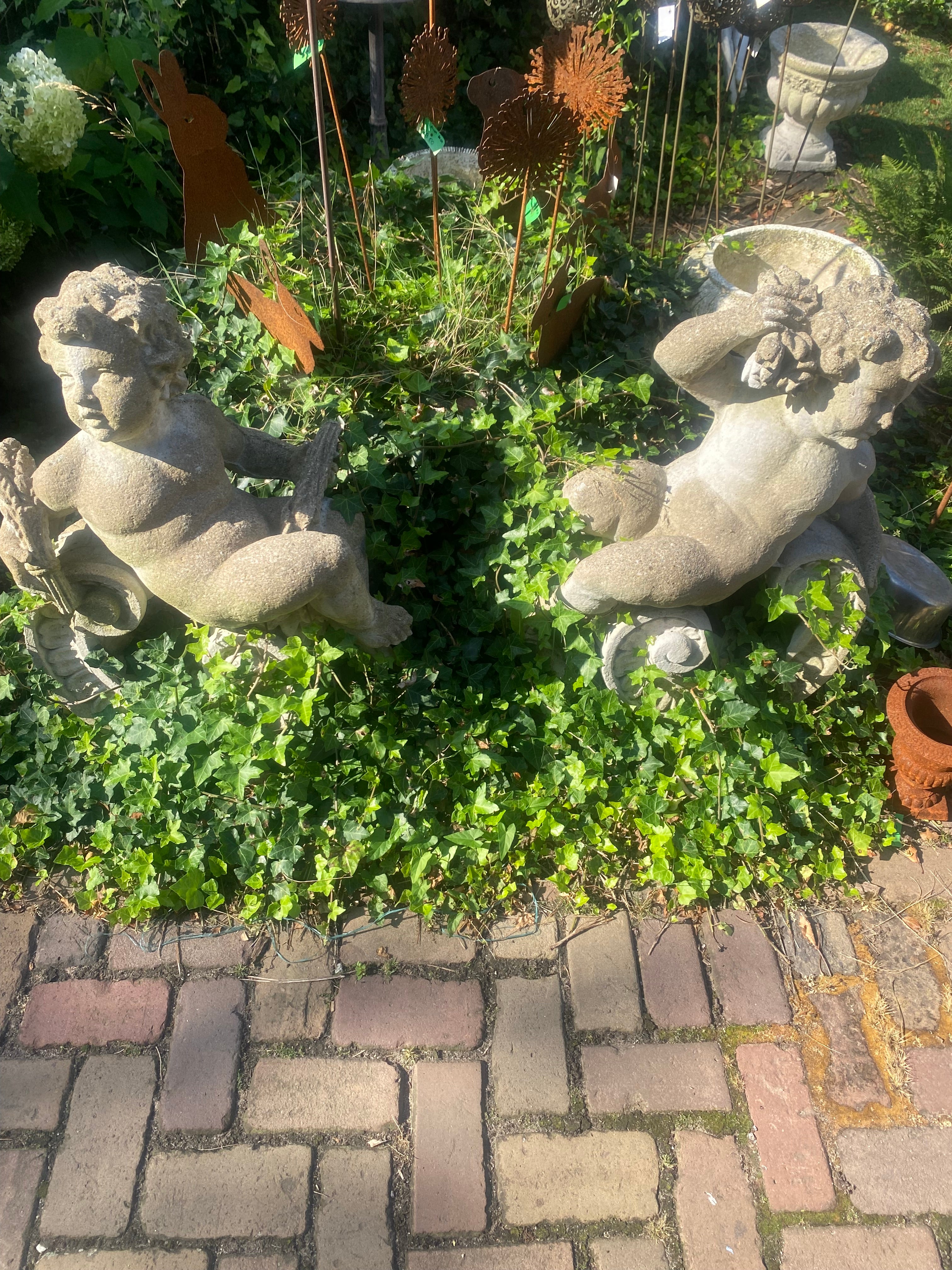Set van 2x grote liggende Putti engel van beton