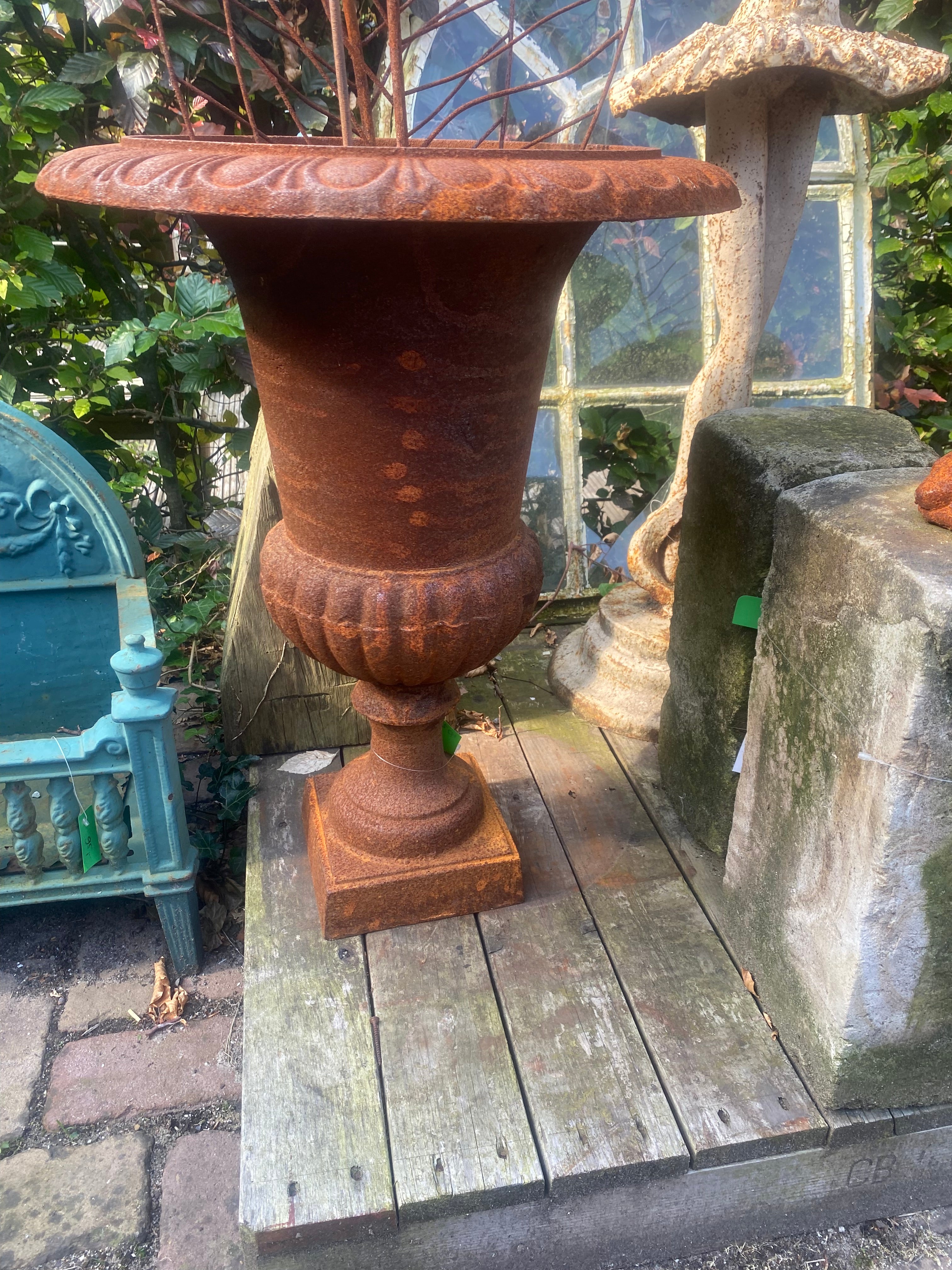 Louvre vaas gietijzer 62cm - Brocante bij Ingie