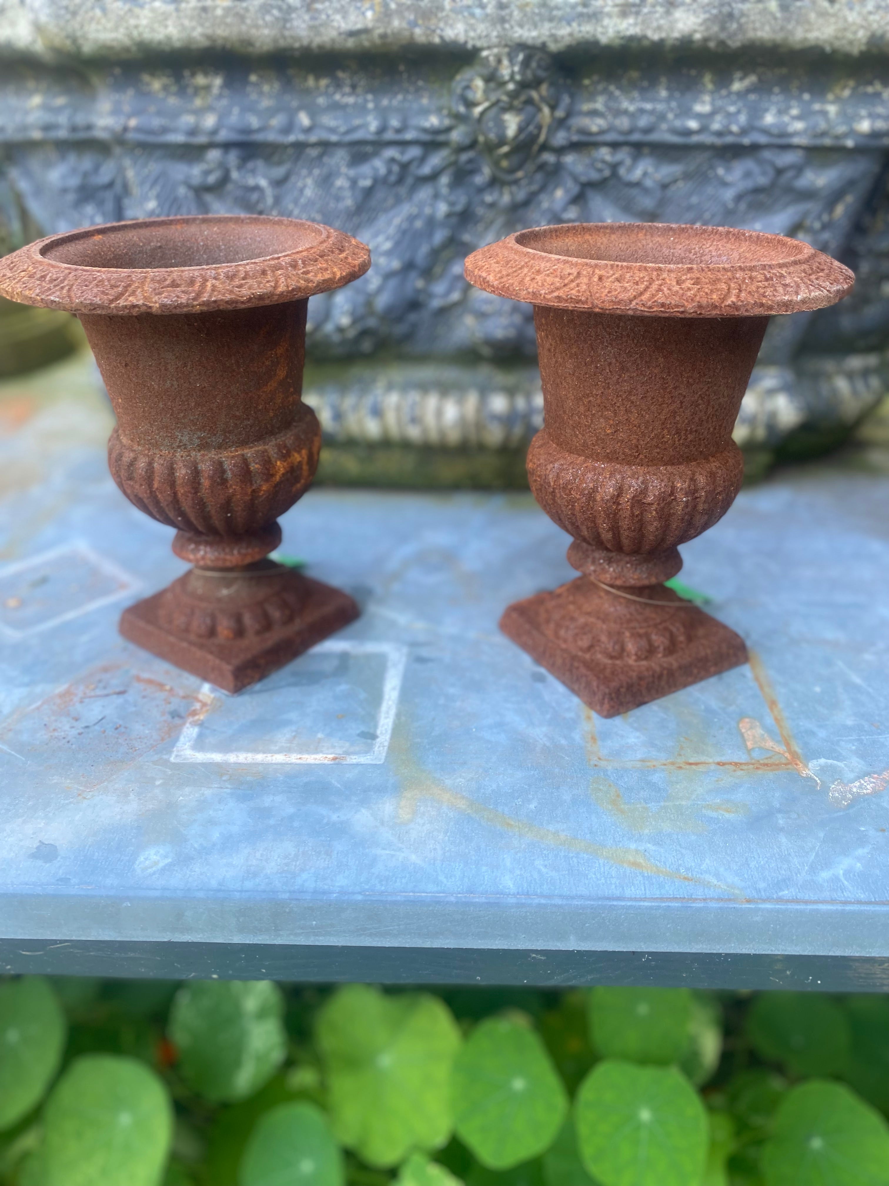 Louvre vaas gietijzer 23cm - Brocante bij Ingie