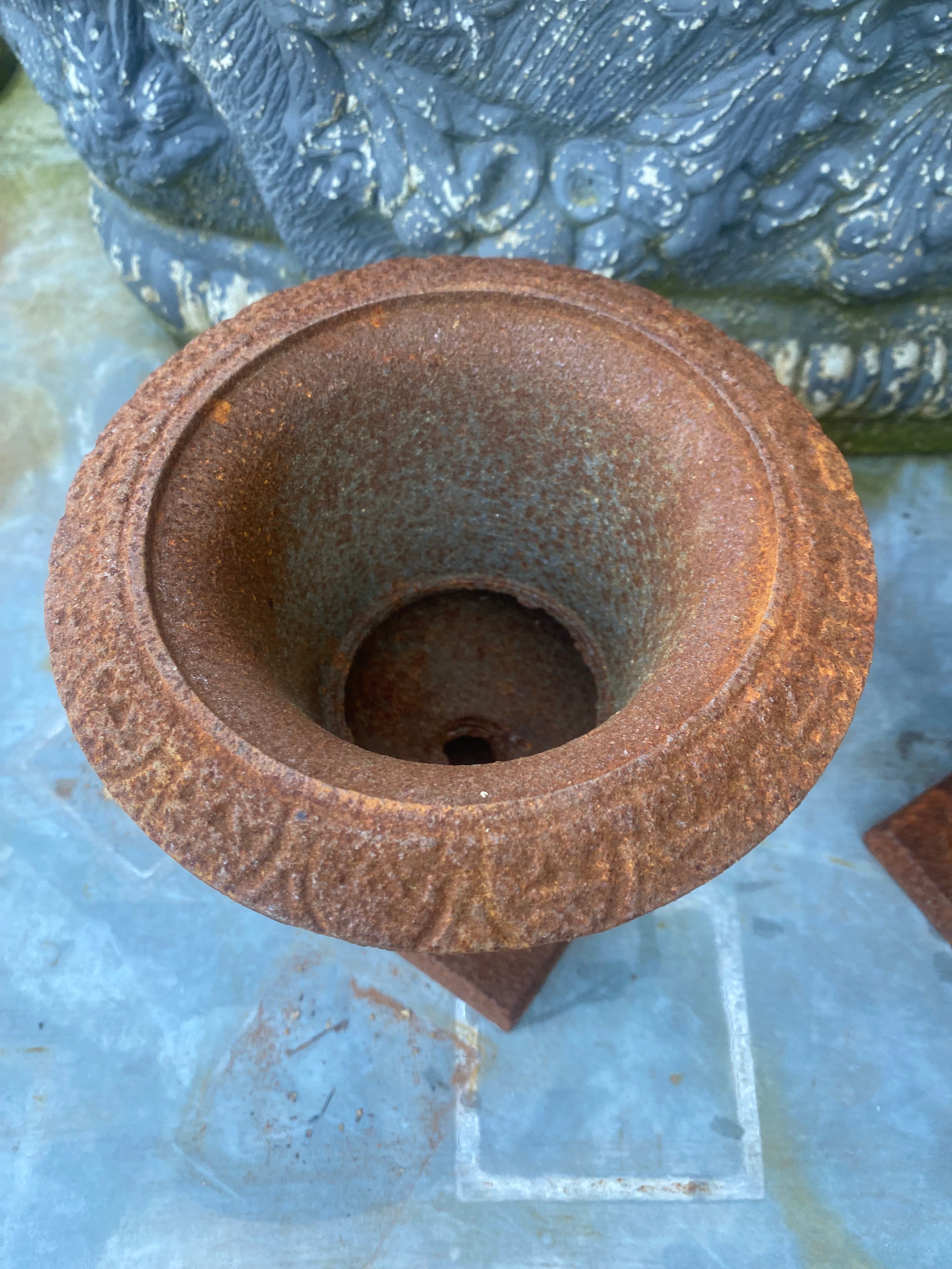 Louvre vaas gietijzer 23cm - Brocante bij Ingie