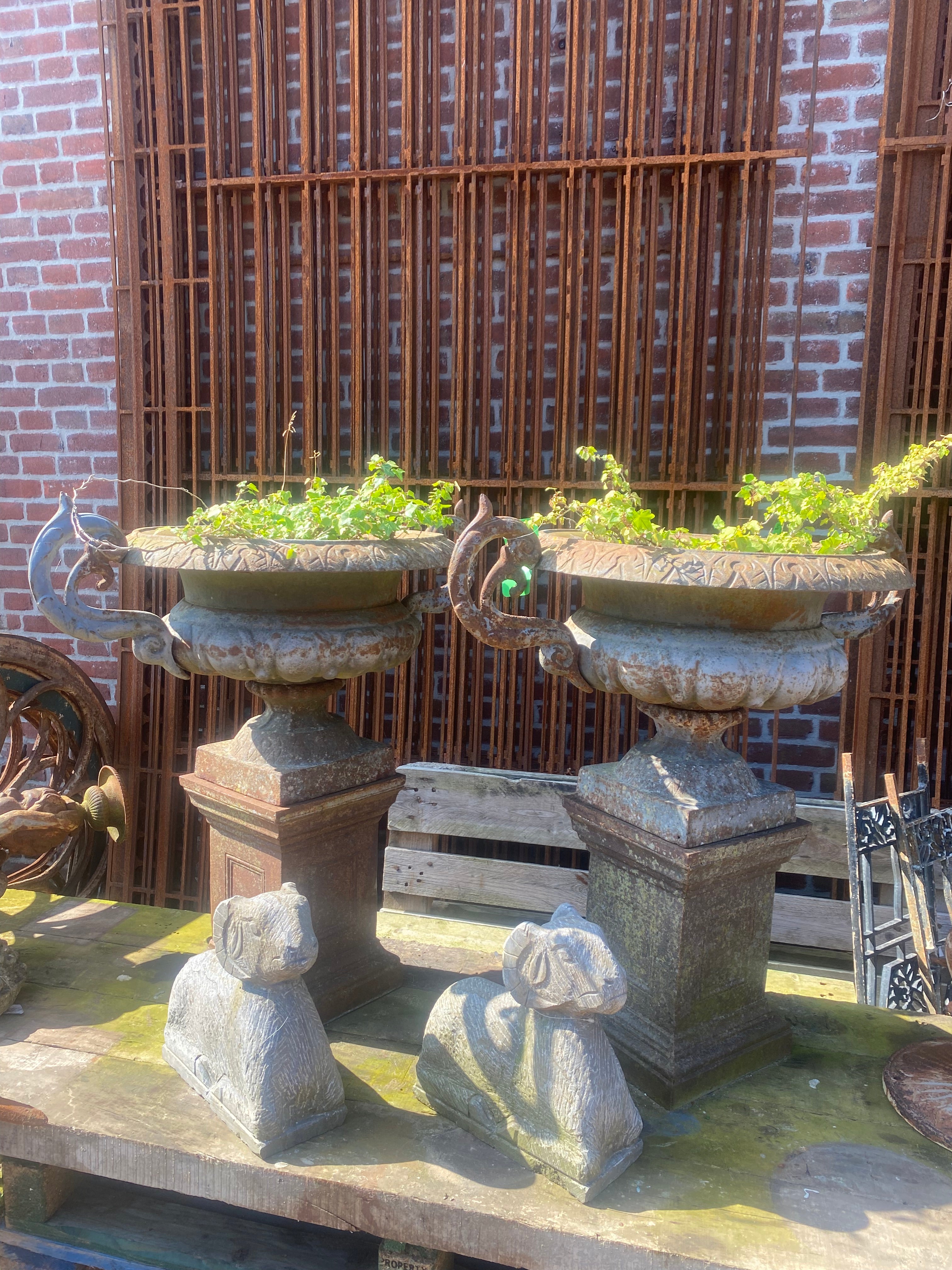 set van 2 gietijzeren vazen met oren op zuil - Brocante bij Ingie