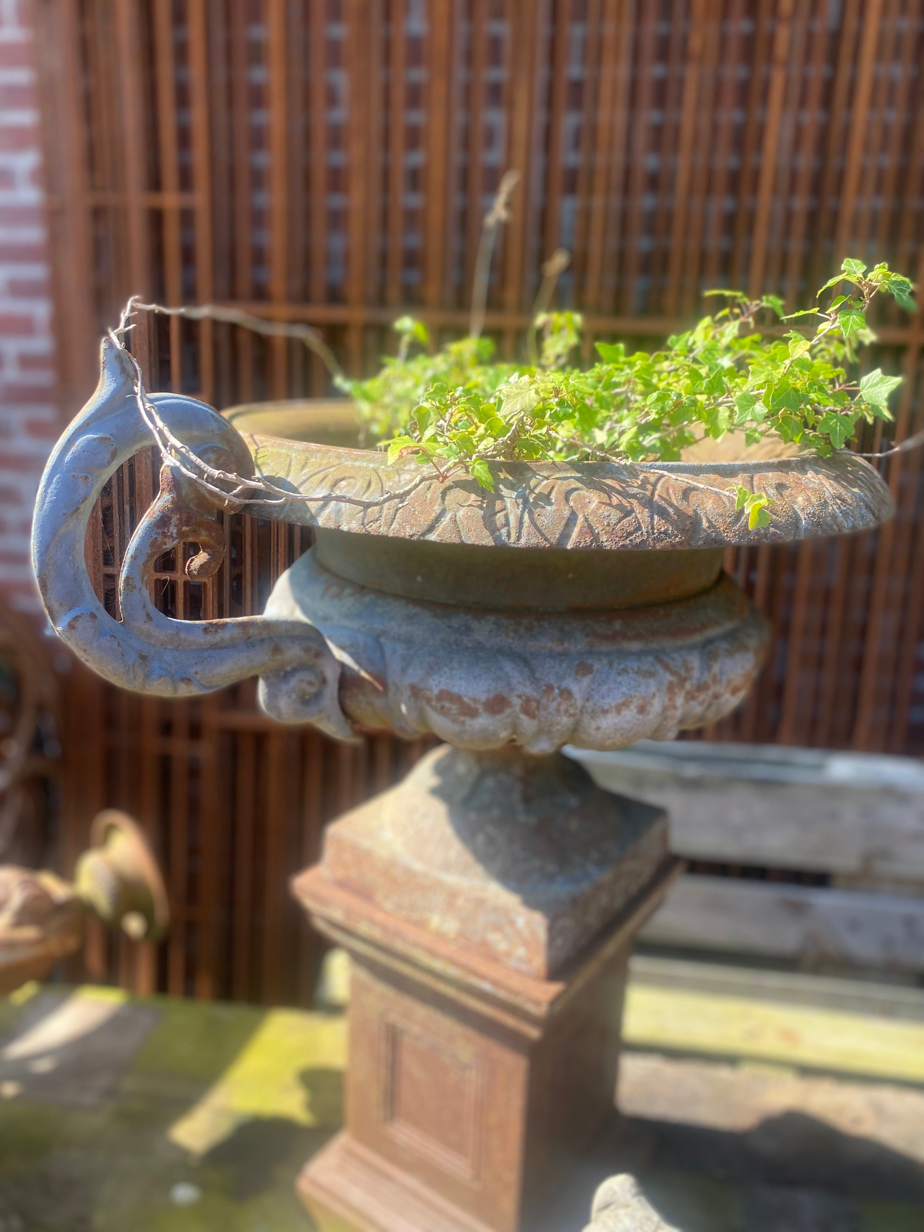 set van 2 gietijzeren vazen met oren op zuil - Brocante bij Ingie