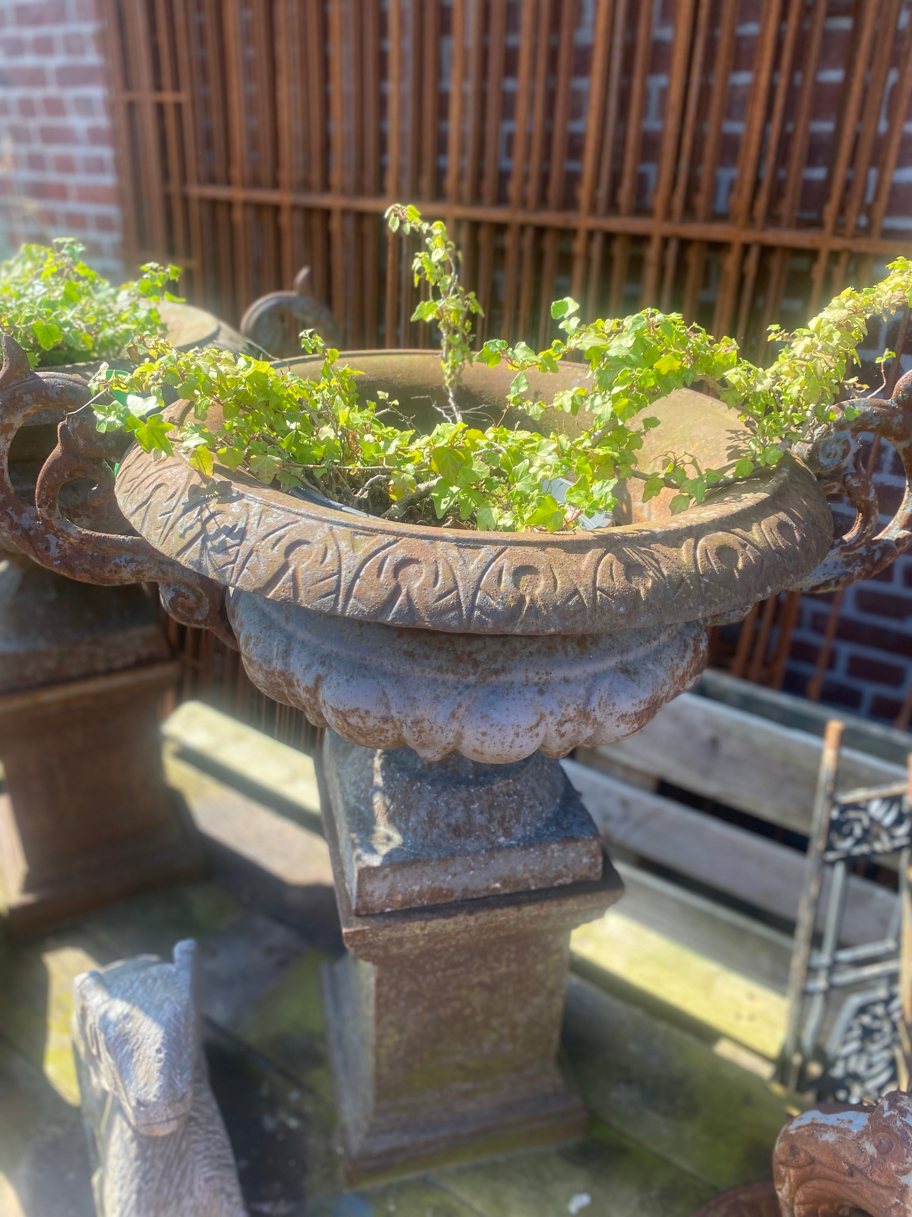 set van 2 gietijzeren vazen met oren op zuil - Brocante bij Ingie