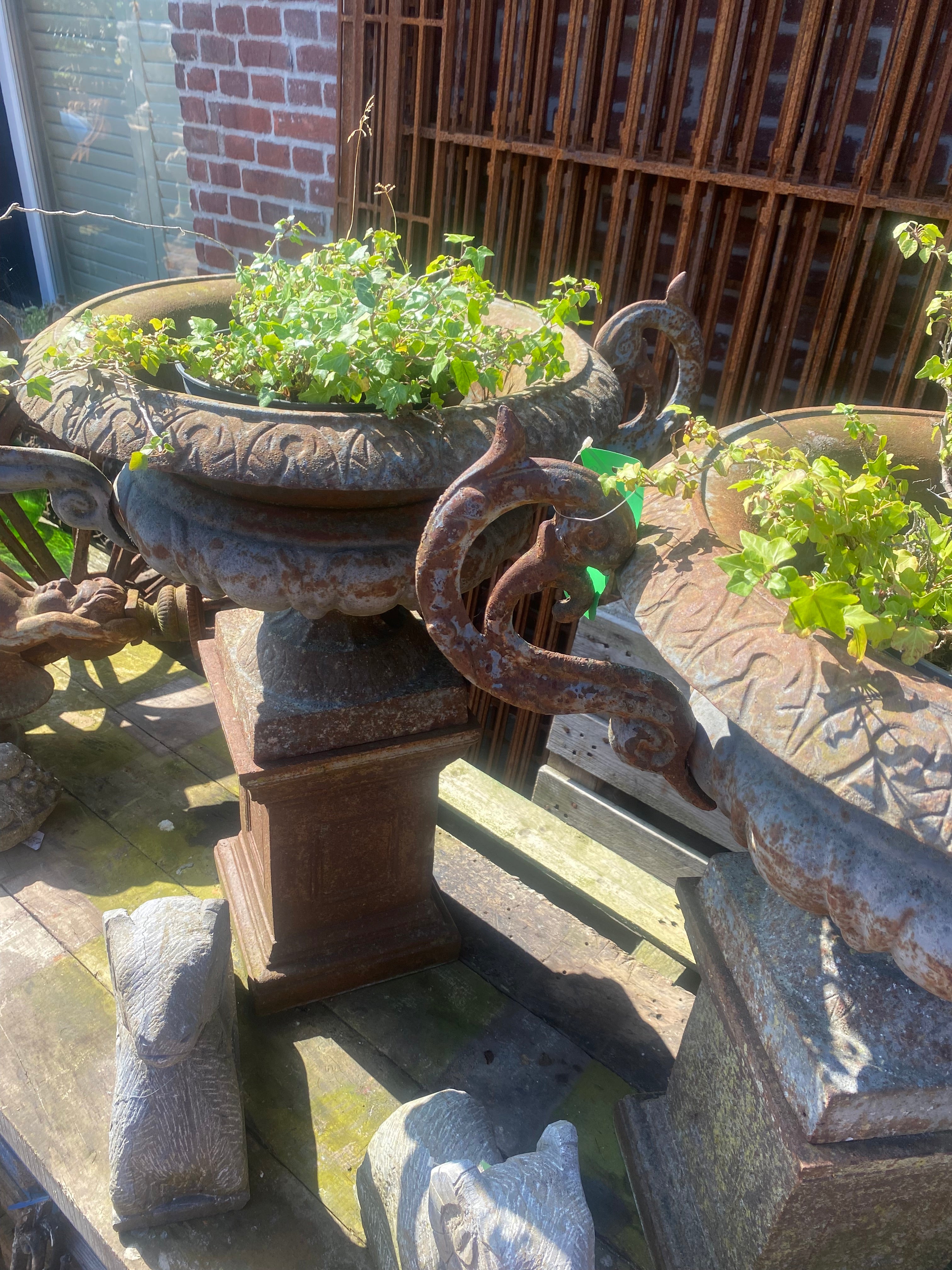set van 2 gietijzeren vazen met oren op zuil - Brocante bij Ingie