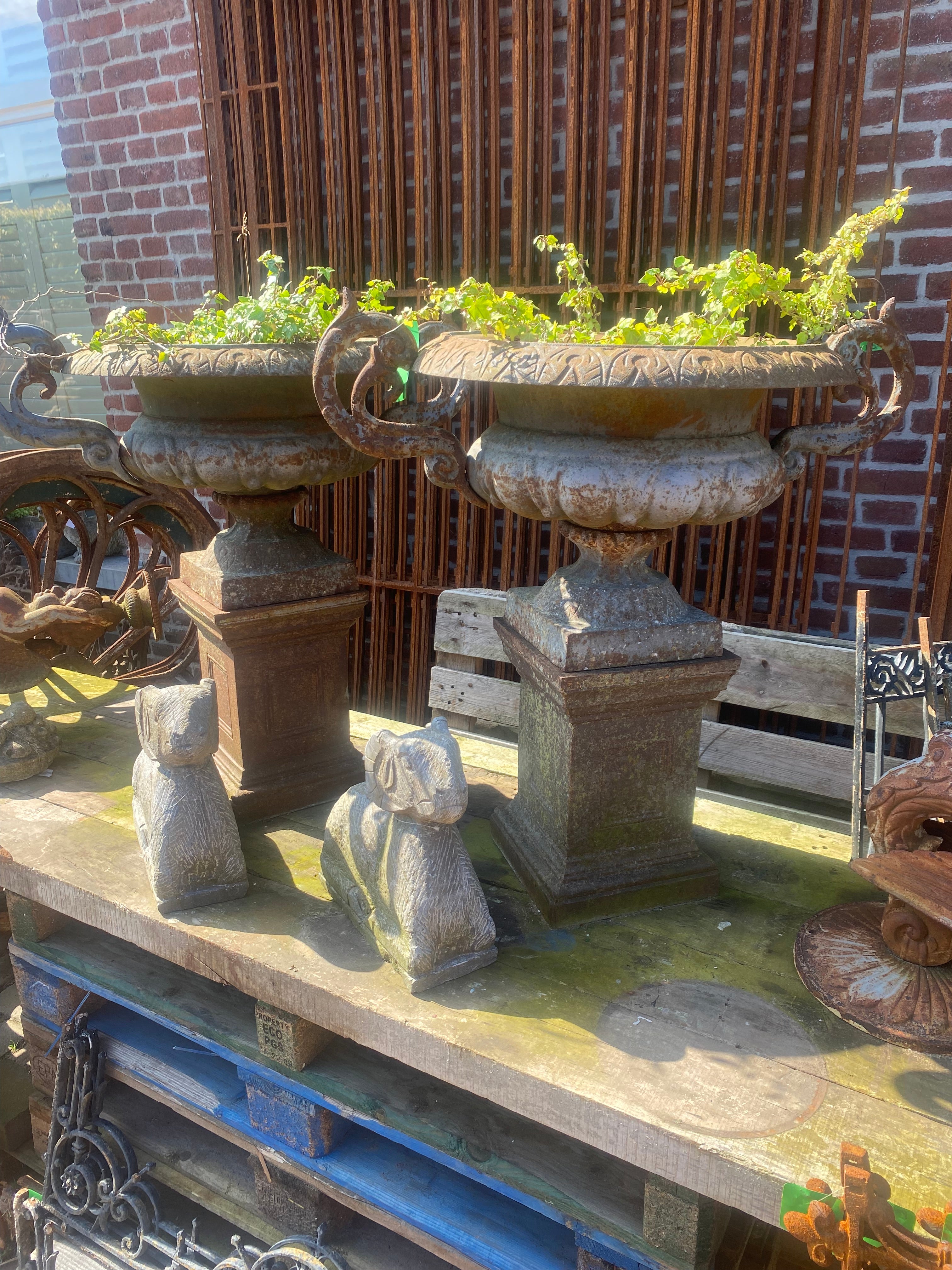 set van 2 gietijzeren vazen met oren op zuil - Brocante bij Ingie