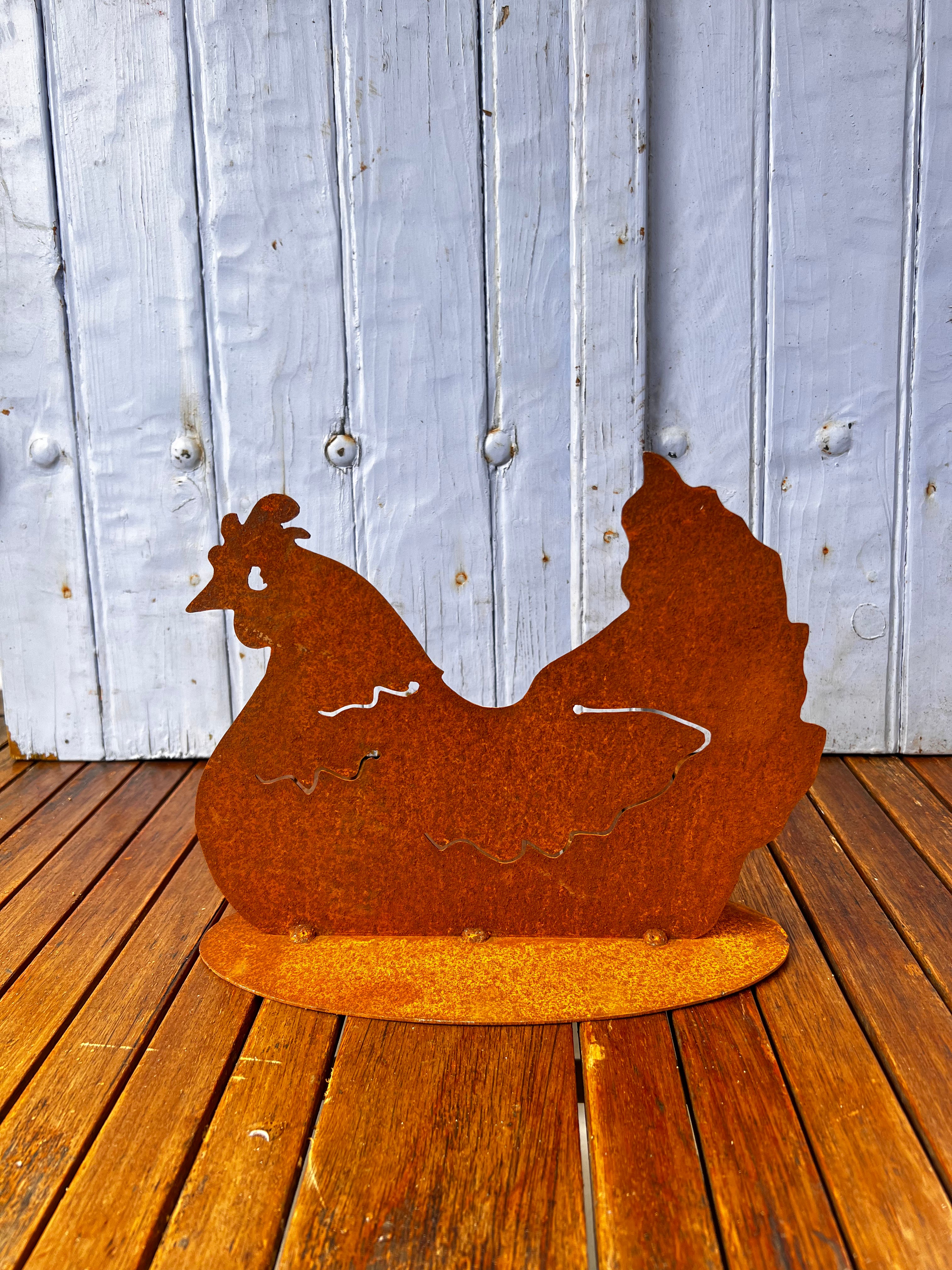 Zittende kip op plaat van eco roest - Brocante bij Ingie