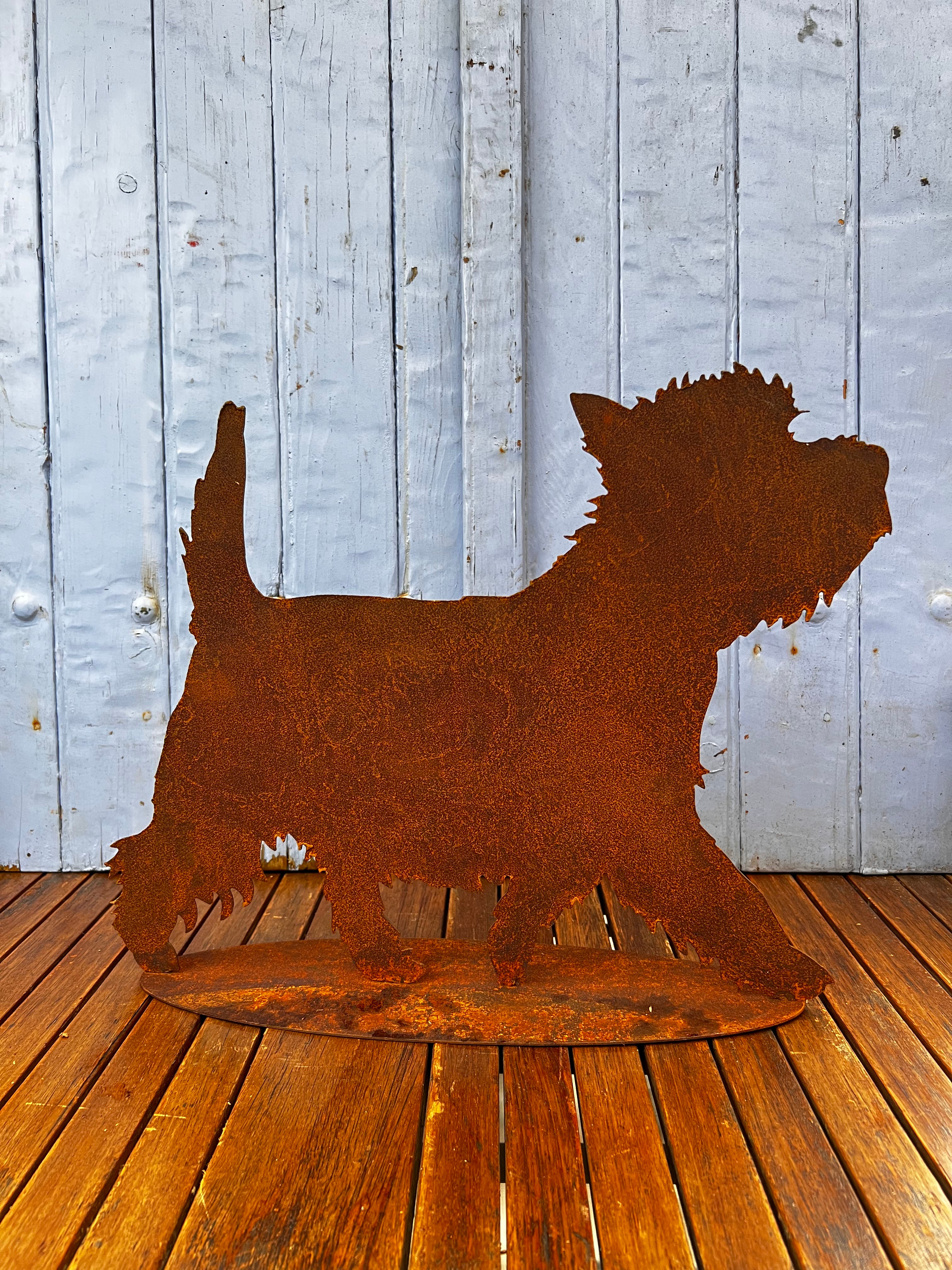 Terriër hond op plaat van eco roest - Brocante bij Ingie