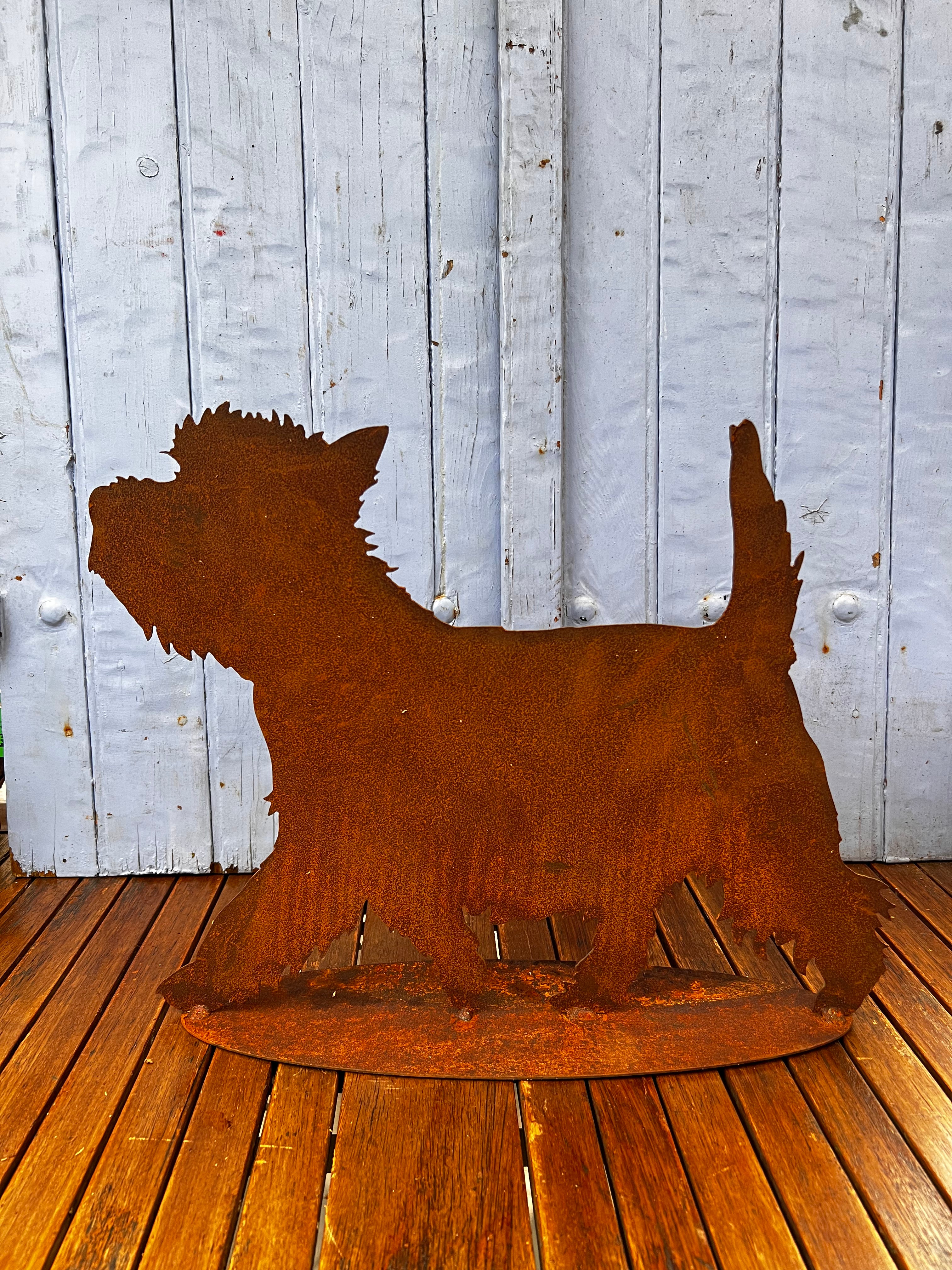 Terriër hond op plaat van eco roest - Brocante bij Ingie