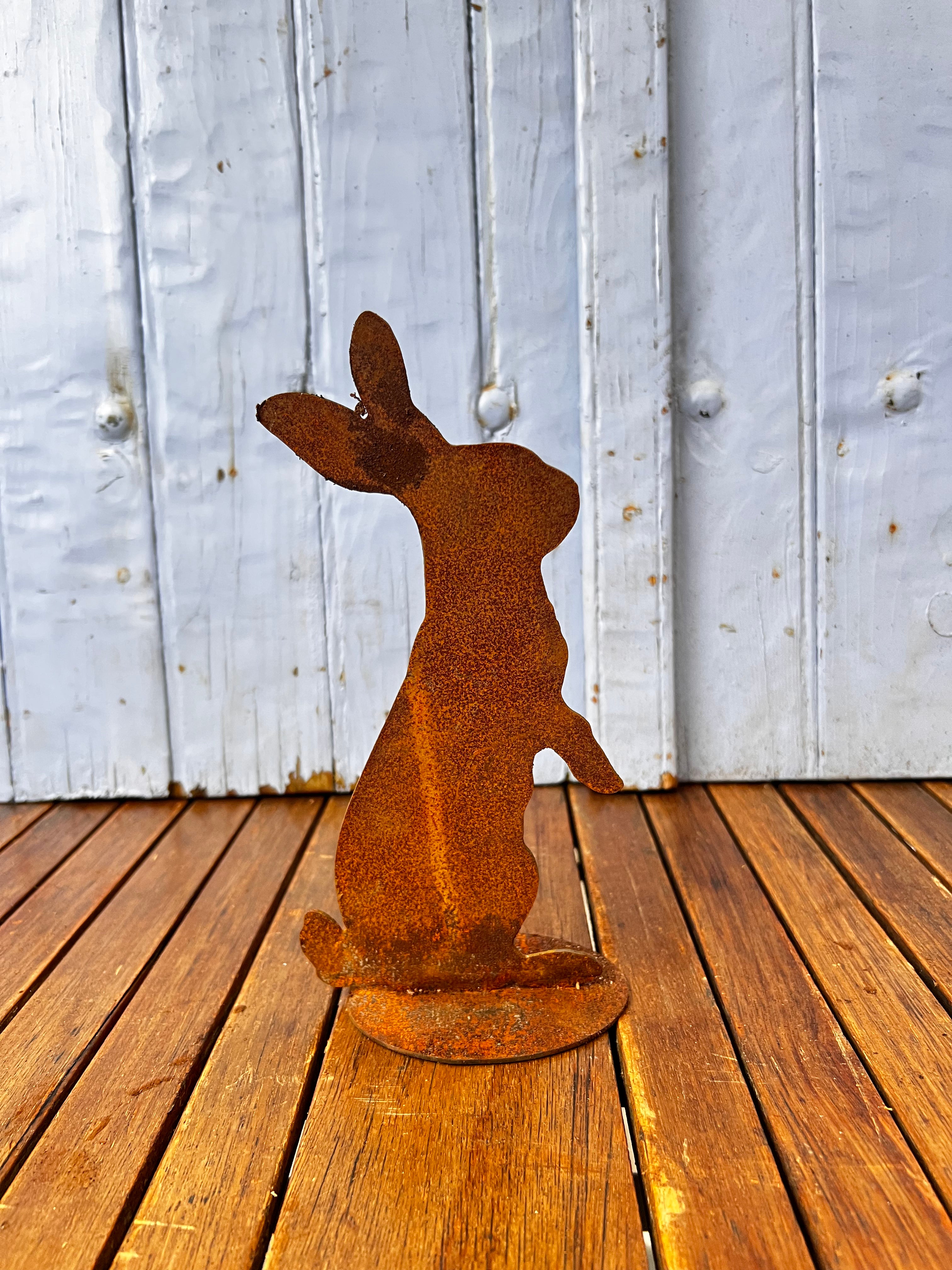 Bunny op plaat van eco roest - Brocante bij Ingie