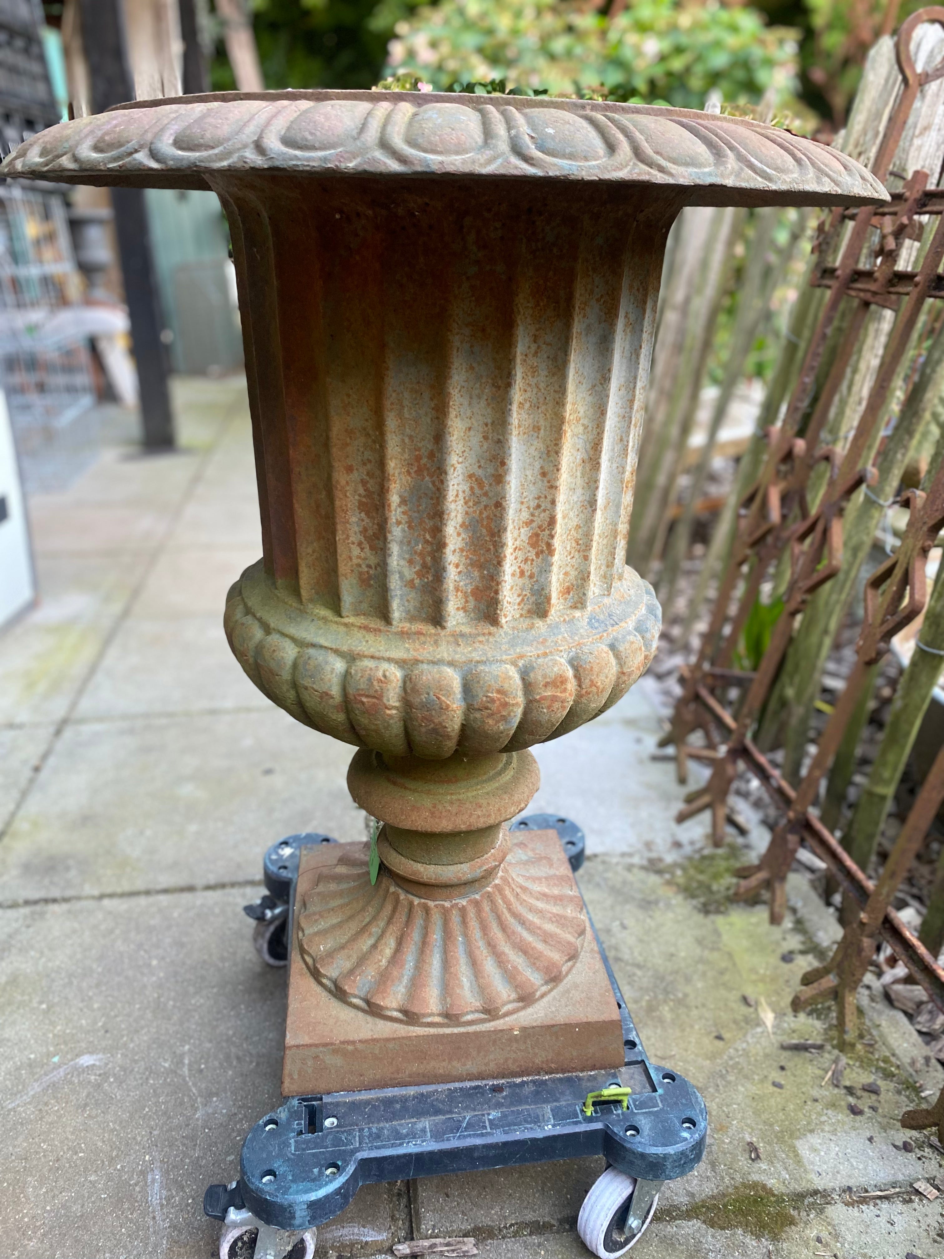 hoge Louvre ribbel vaas Gietijzer - Brocante bij Ingie