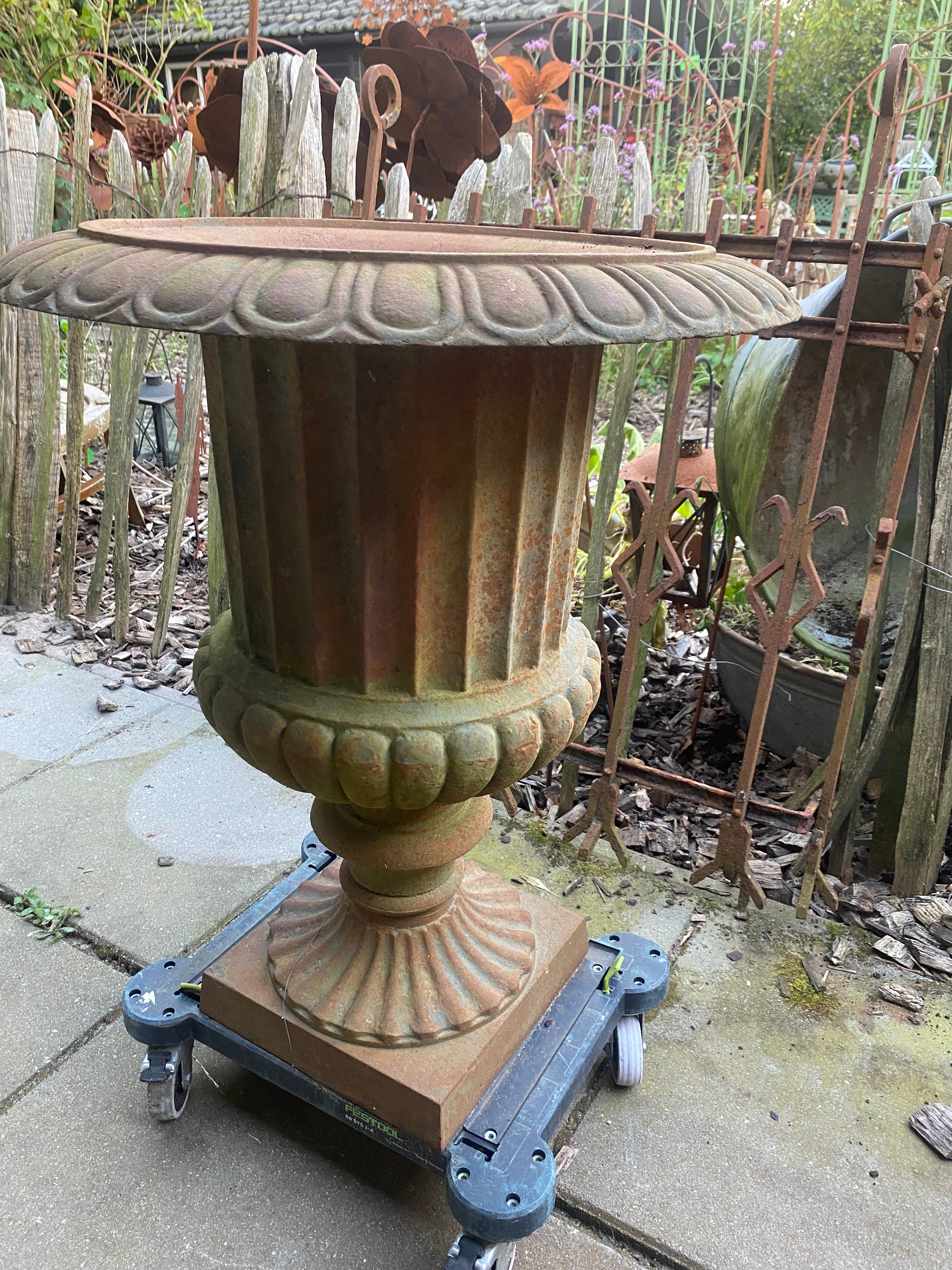 hoge Louvre ribbel vaas Gietijzer - Brocante bij Ingie