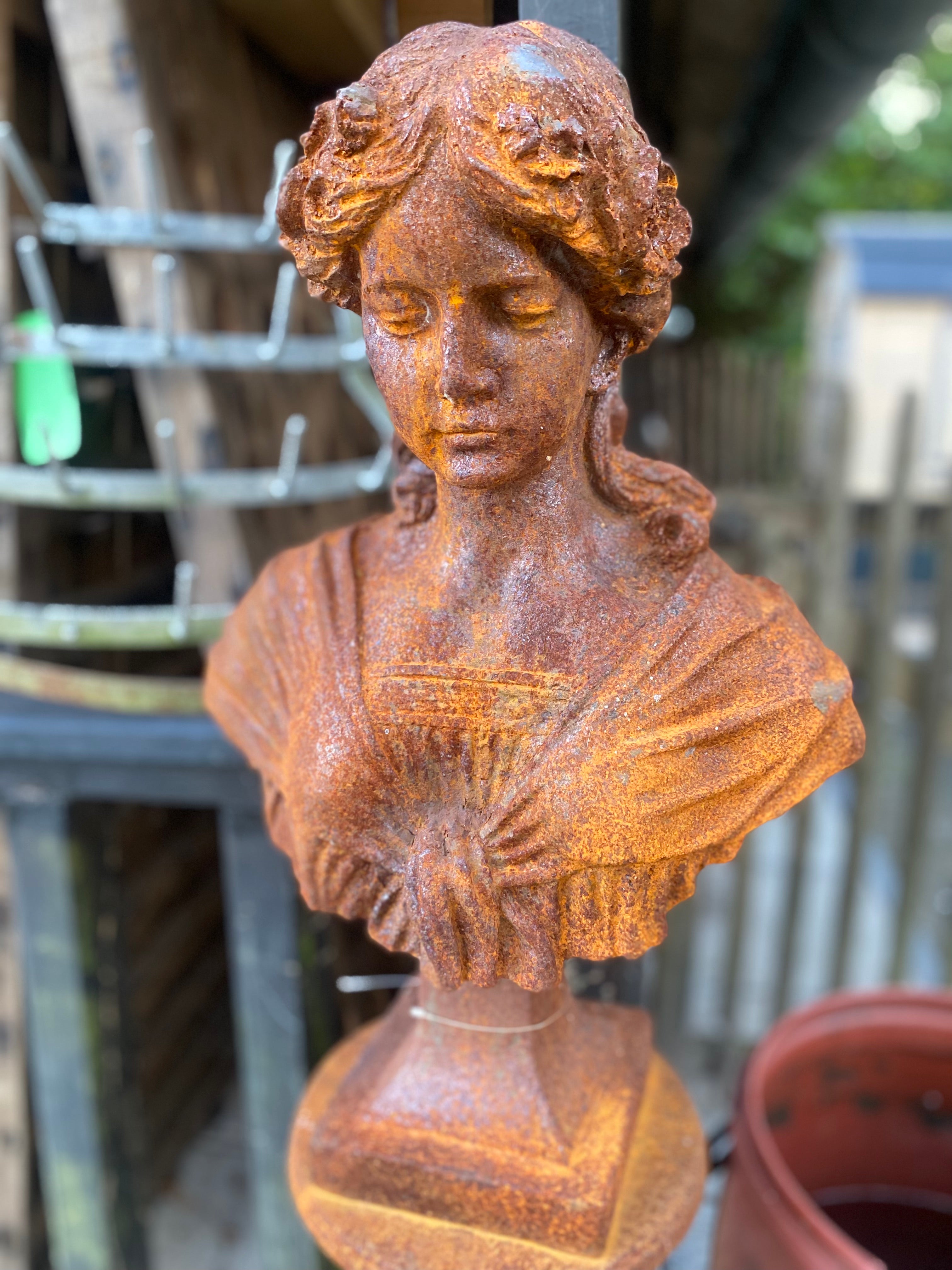 Gietijzeren buste mooi meisje - Brocante bij Ingie