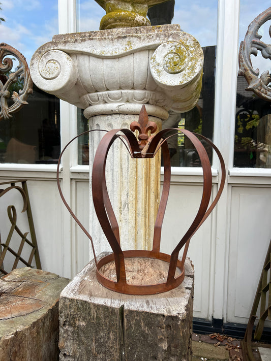 Kroon groot van gietijzer met Franse lelie - Brocante bij Ingie