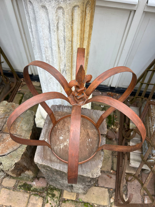 Kroon groot van gietijzer met Franse lelie - Brocante bij Ingie