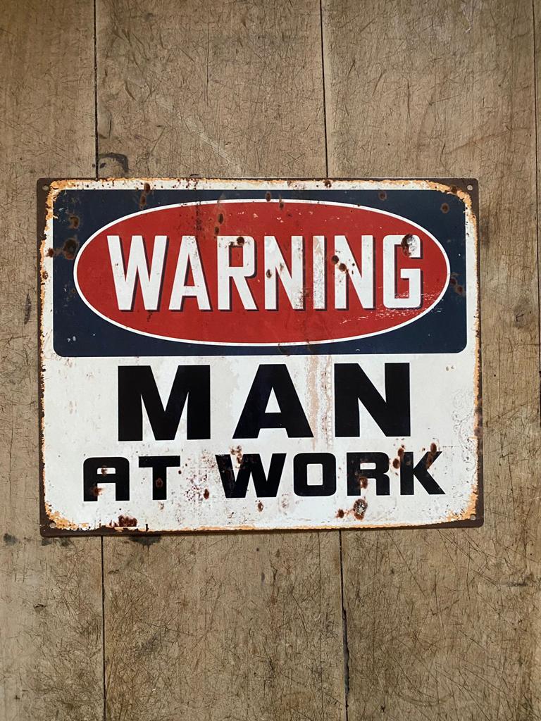 Tekstbord metaal humor; WARNING MAN AT WORK - Brocante bij Ingie