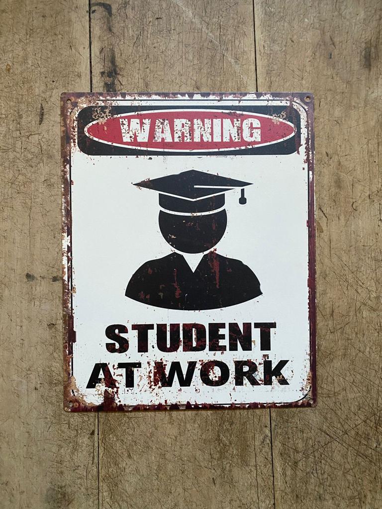 Tekstbord metaal humor; WARNING STUDENT AT WORK - Brocante bij Ingie