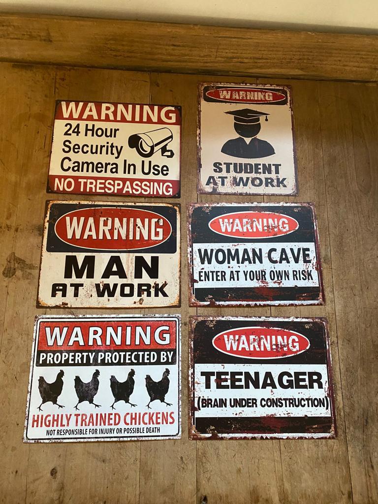 Tekstbord metaal humor; WARNING CHICKENS - Brocante bij Ingie