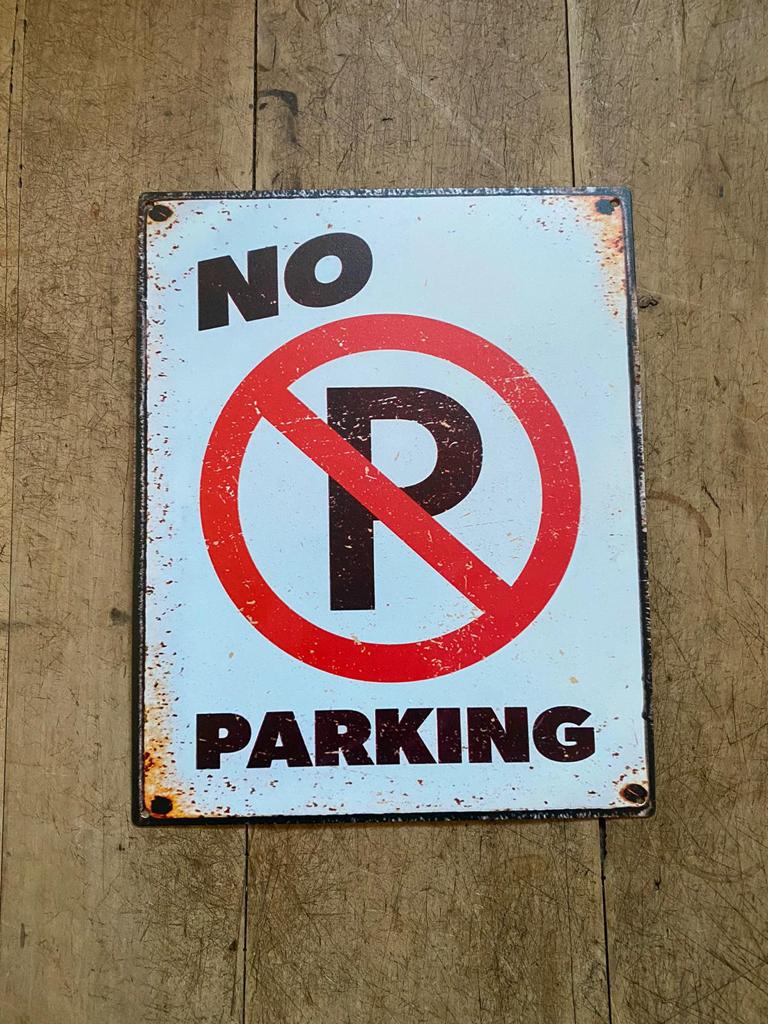 Tekstbord metaal humor; NO PARKING - Brocante bij Ingie