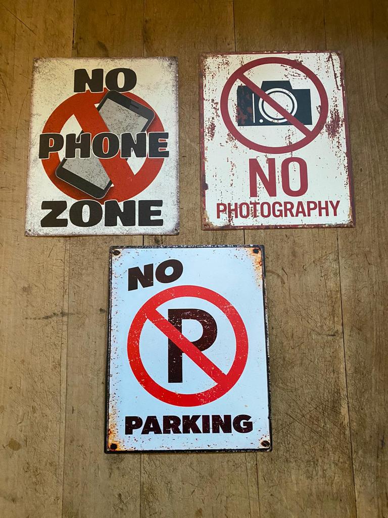 Tekstbord metaal humor; NO PARKING - Brocante bij Ingie