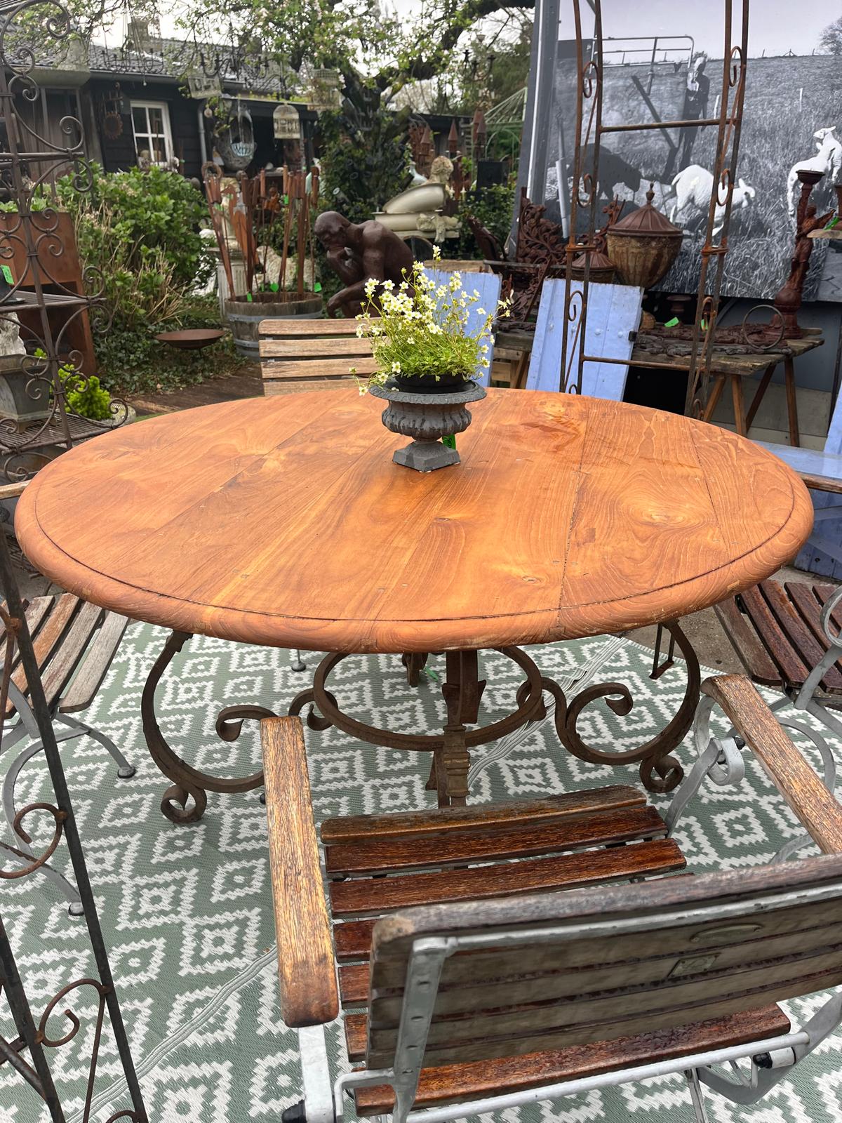 Landelijke (tuin) tafel rond, houten blad en zwaar smeedijzeren onderstel - Brocante bij Ingie