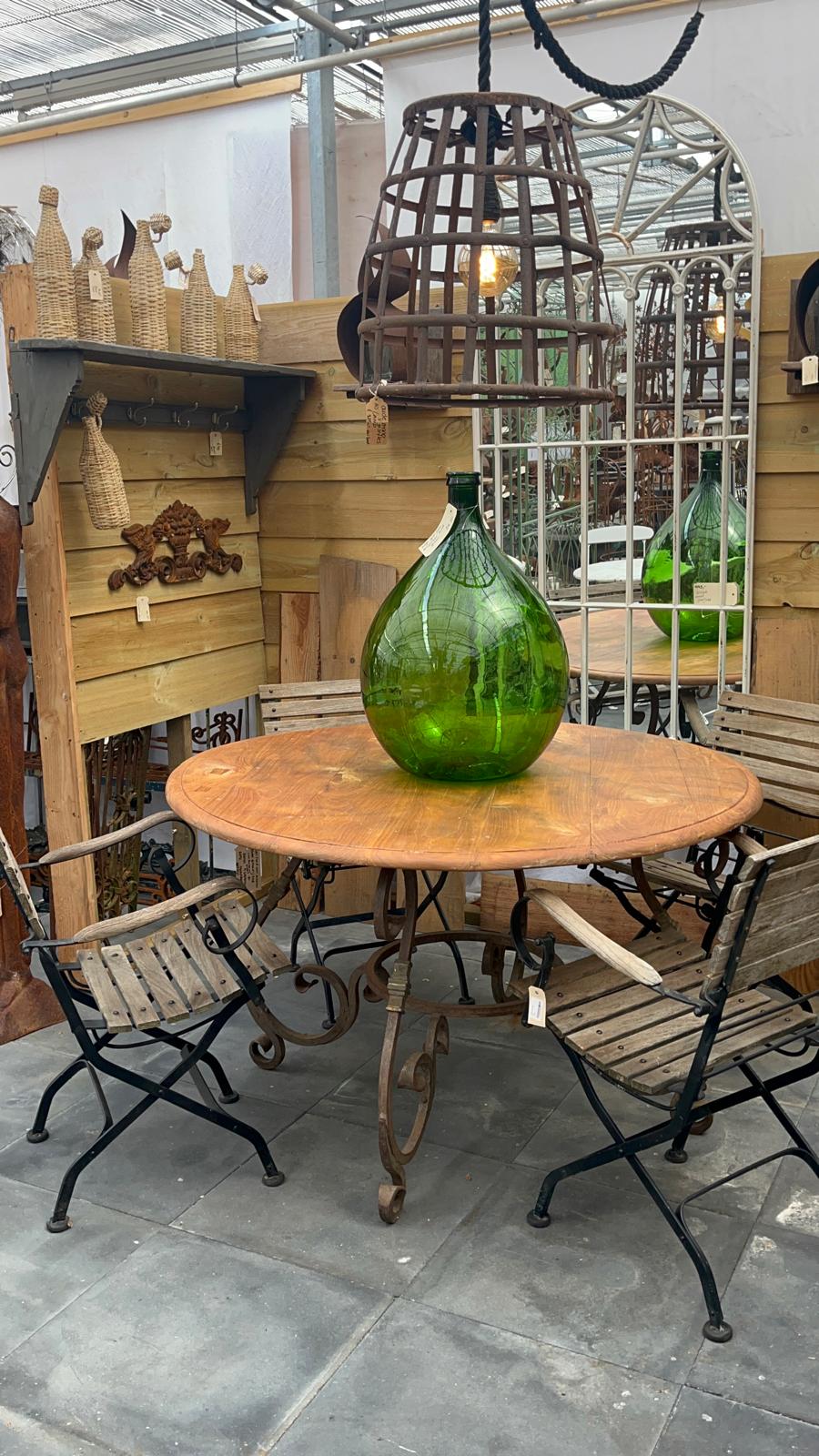 Landelijke (tuin) tafel rond, houten blad en zwaar smeedijzeren onderstel - Brocante bij Ingie