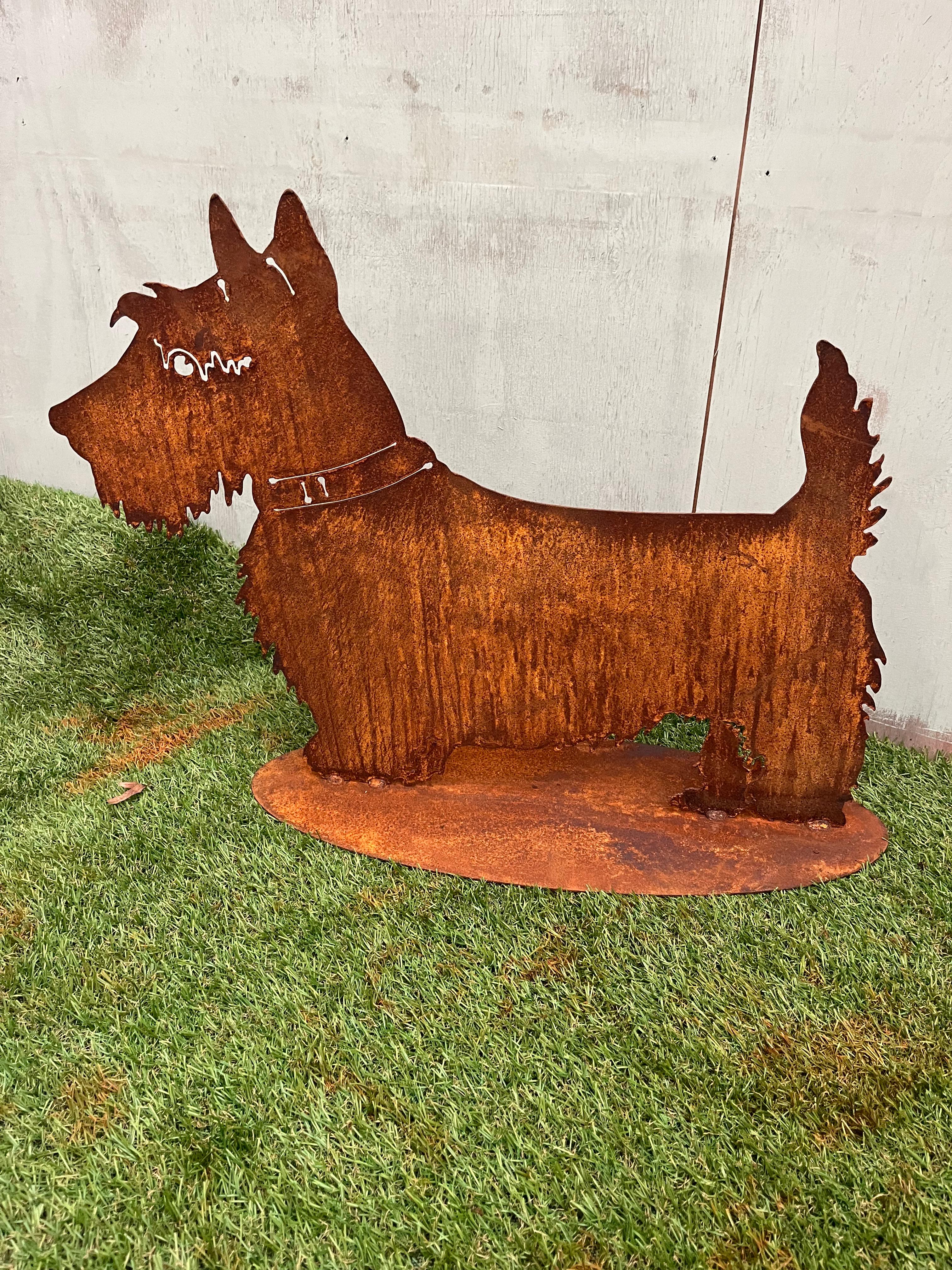 Schotse terriër hond op plaat van eco roest - Brocante bij Ingie