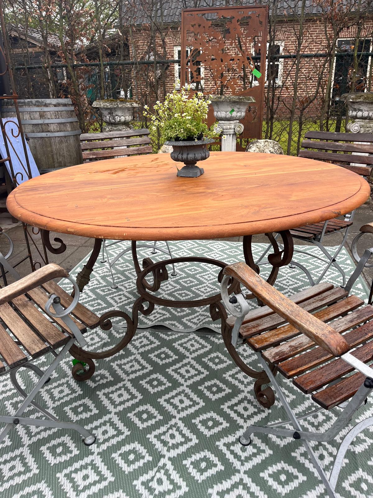 Landelijke (tuin) tafel rond, houten blad en zwaar smeedijzeren onderstel - Brocante bij Ingie