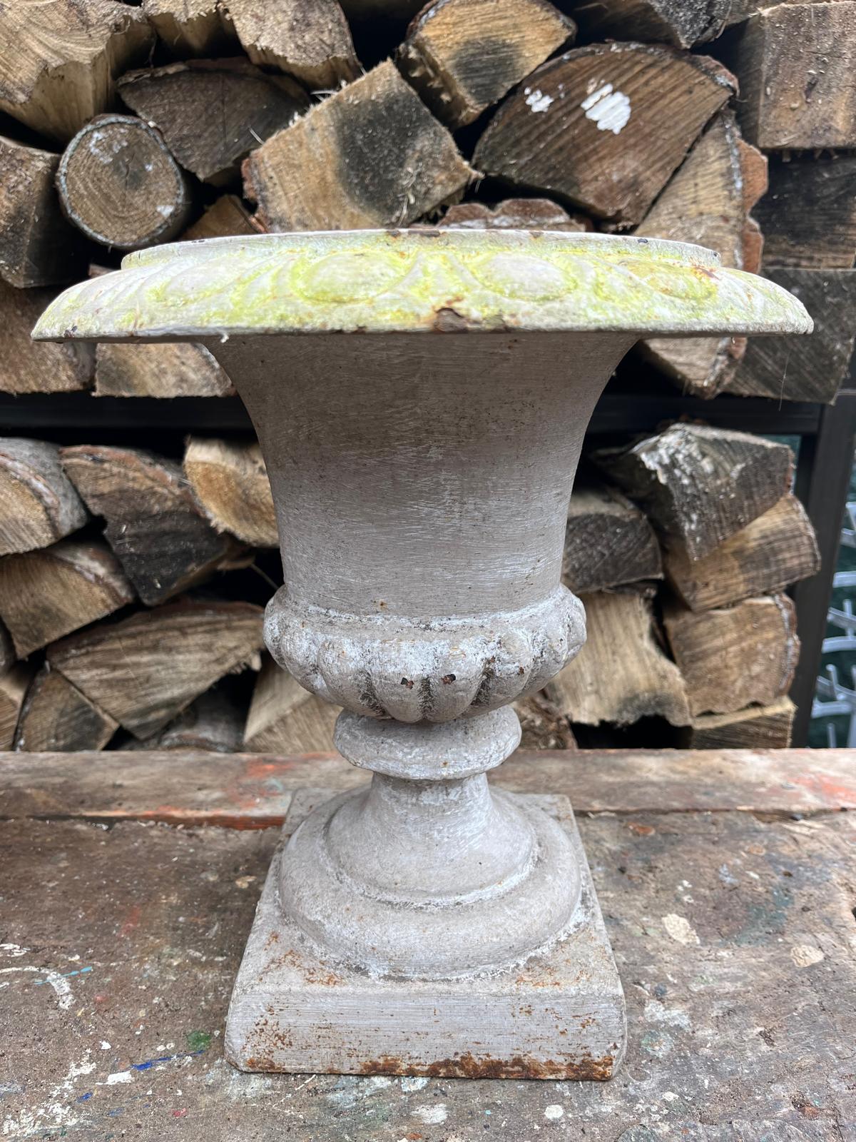 set v 2 Gietijzeren Louvre vaasjes grijs - Brocante bij Ingie