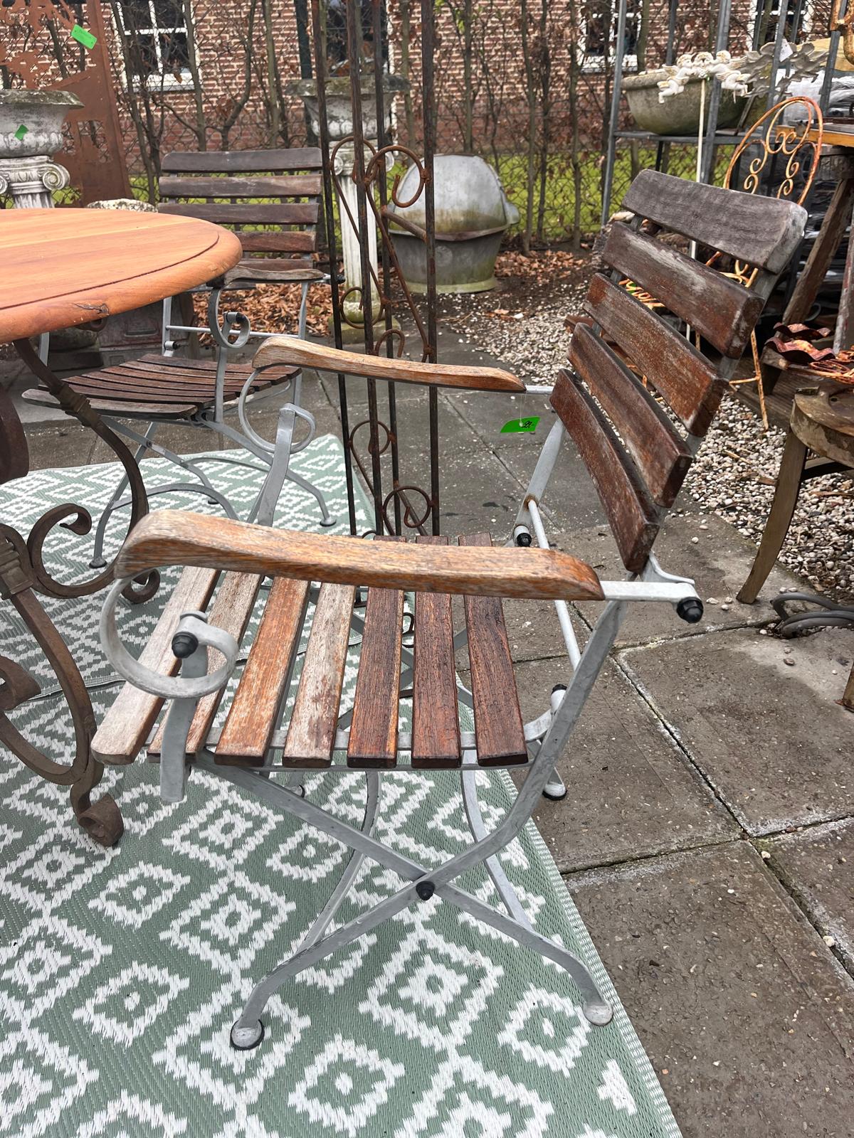 Landelijke (tuin) tafel rond, houten blad en zwaar smeedijzeren onderstel - Brocante bij Ingie