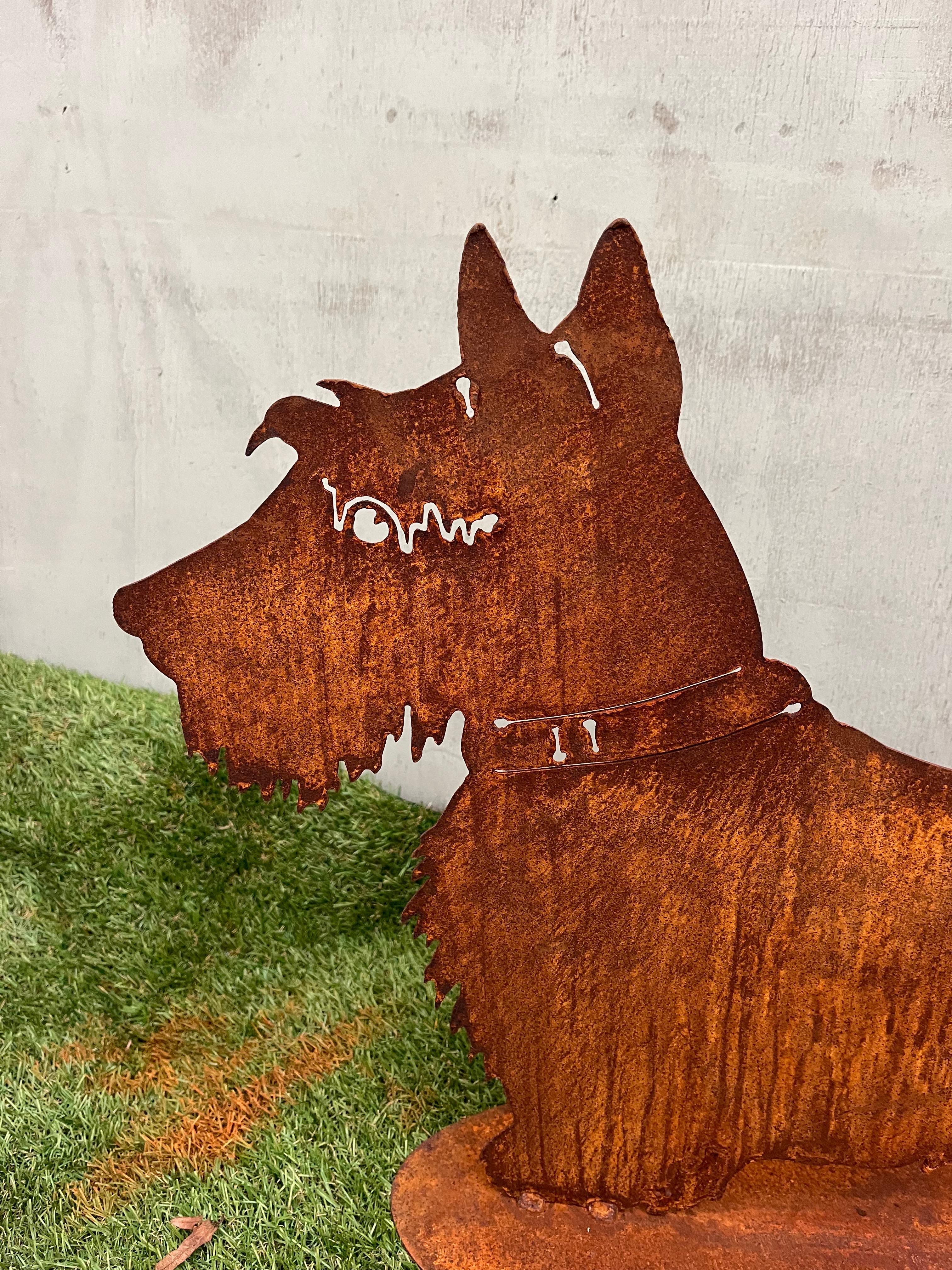 Schotse terriër hond op plaat van eco roest - Brocante bij Ingie